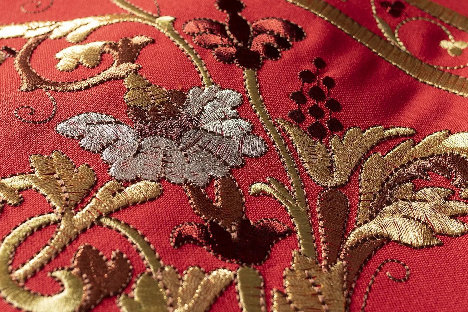 Chasuble romaine rouge brodée avec motif IHS