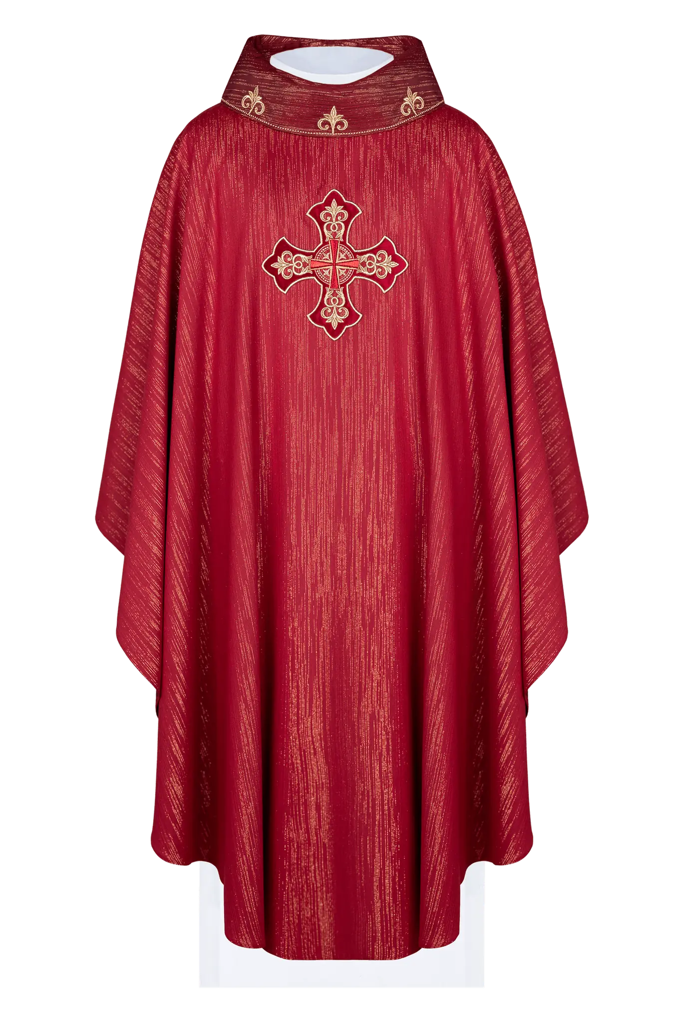 Chasuble rouge avec croix richement brodée et col décoré