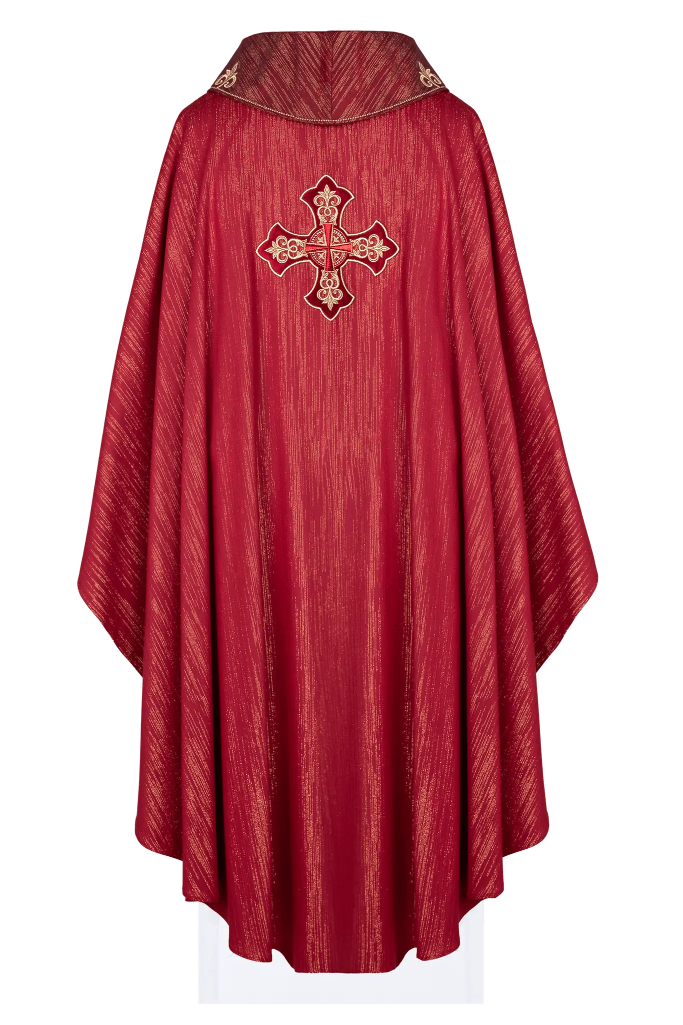 Chasuble rouge avec croix richement brodée et col décoré