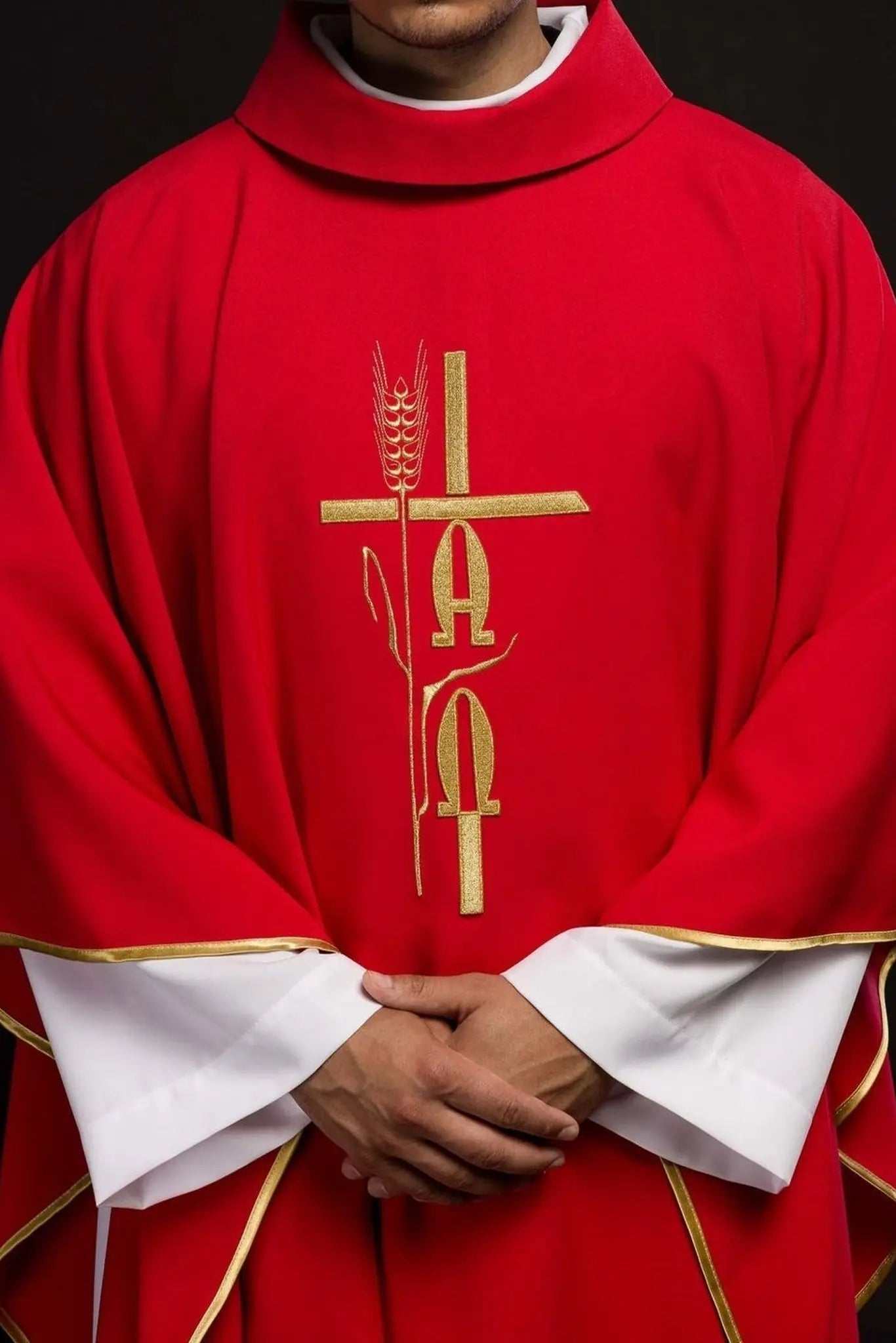 Chasuble rouge avec broderie Alpha Omega