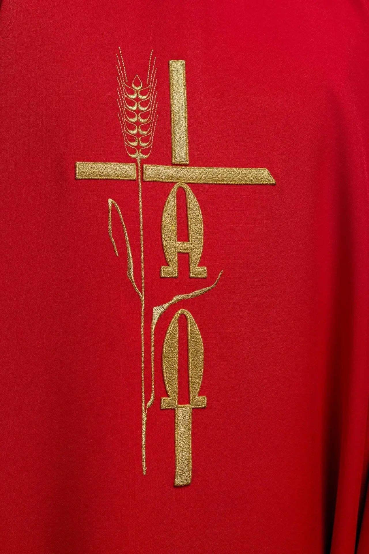 Chasuble rouge avec broderie Alpha Omega