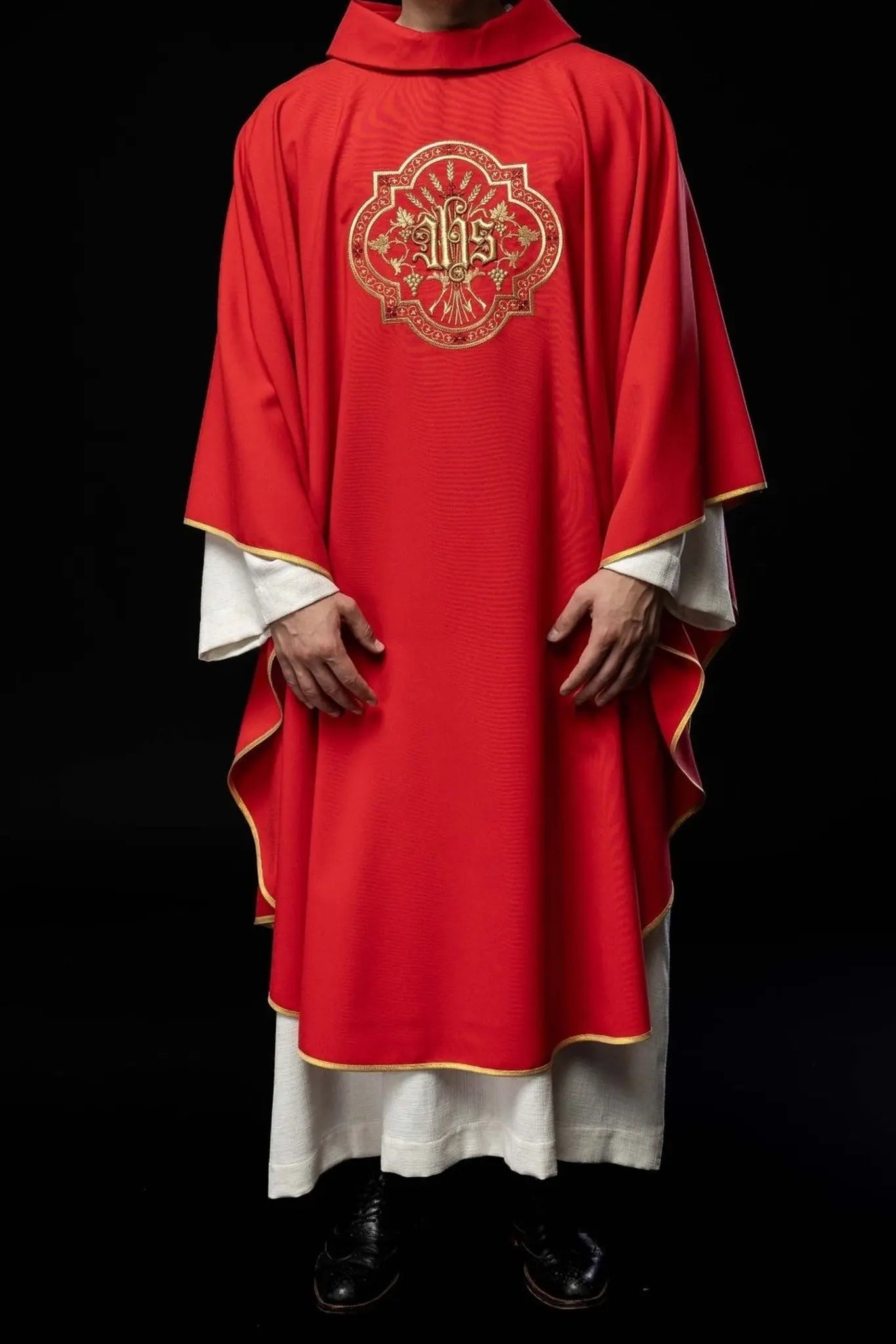 Chasuble rouge avec broderie IHS et PAX