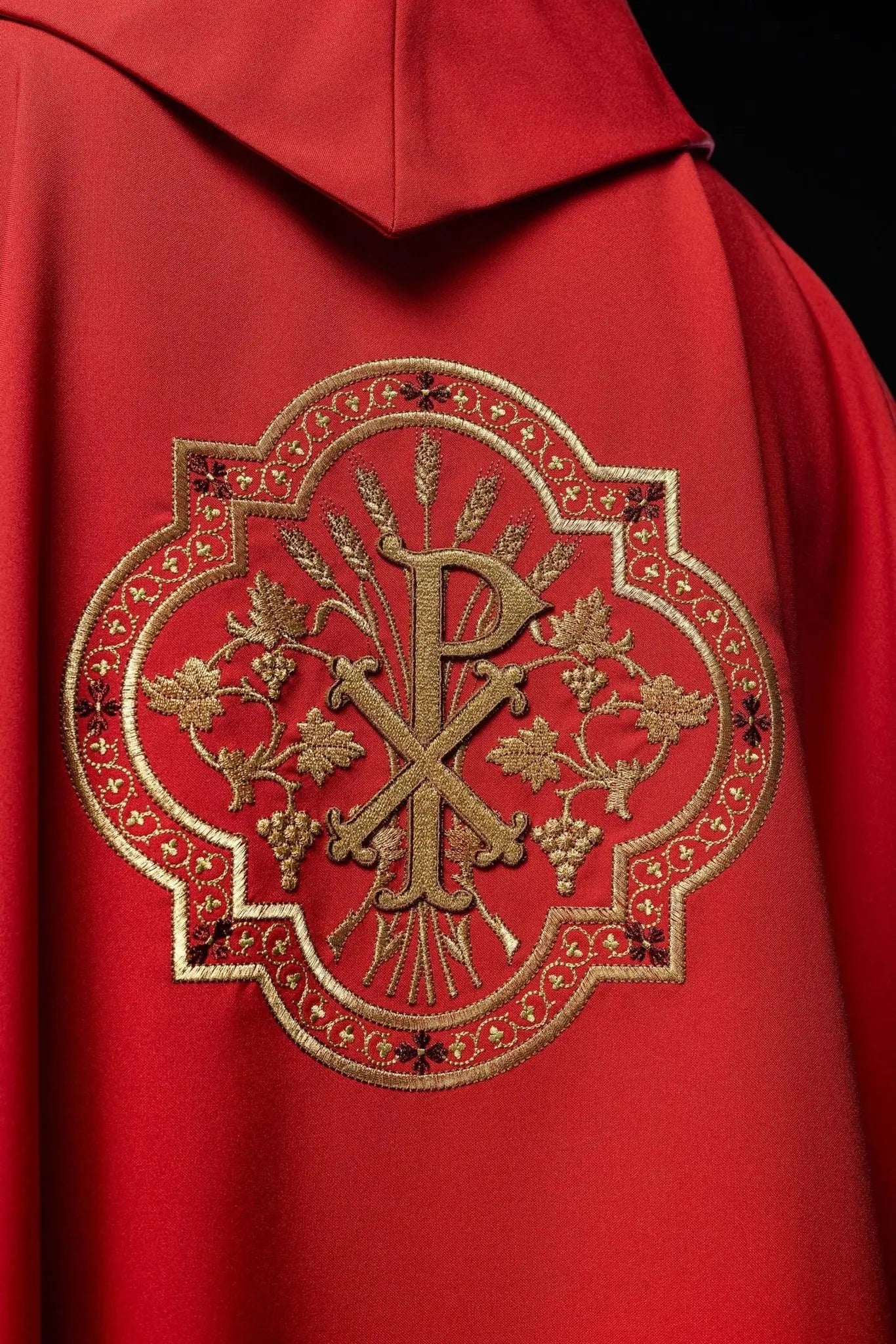 Chasuble rouge avec broderie IHS et PAX
