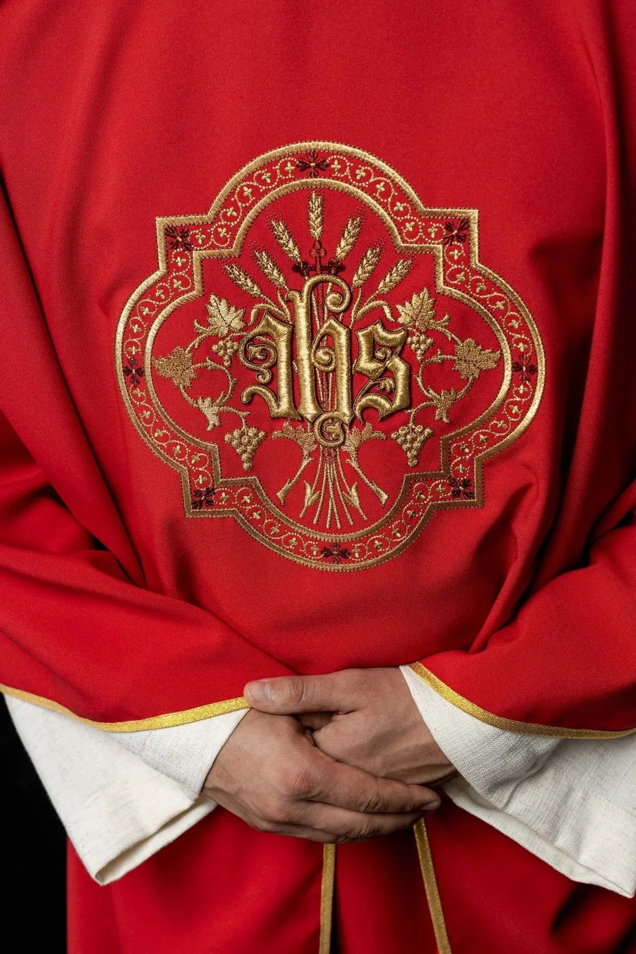 Chasuble rouge avec broderie IHS et PAX