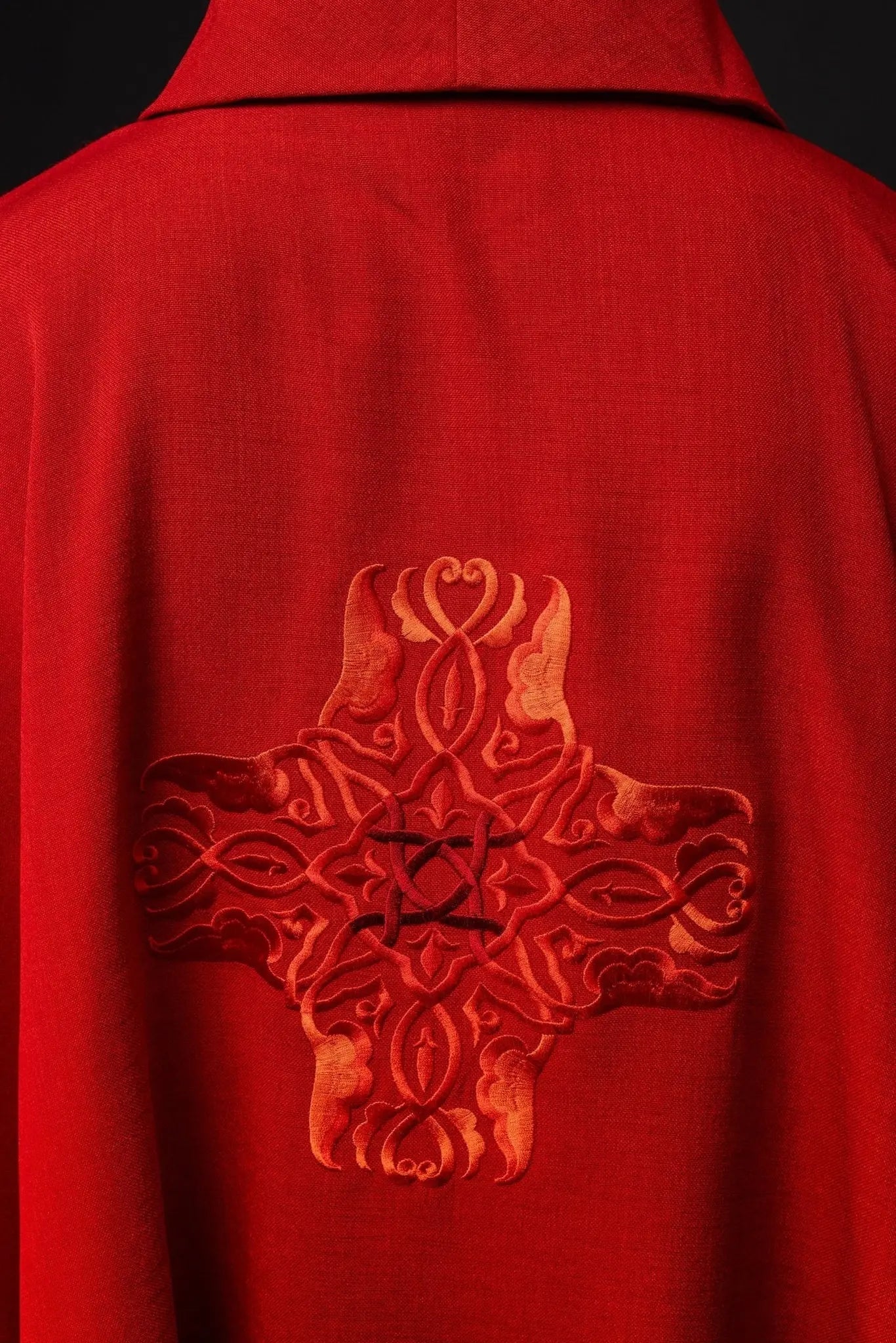 Chasuble rouge avec broderie de la Croix