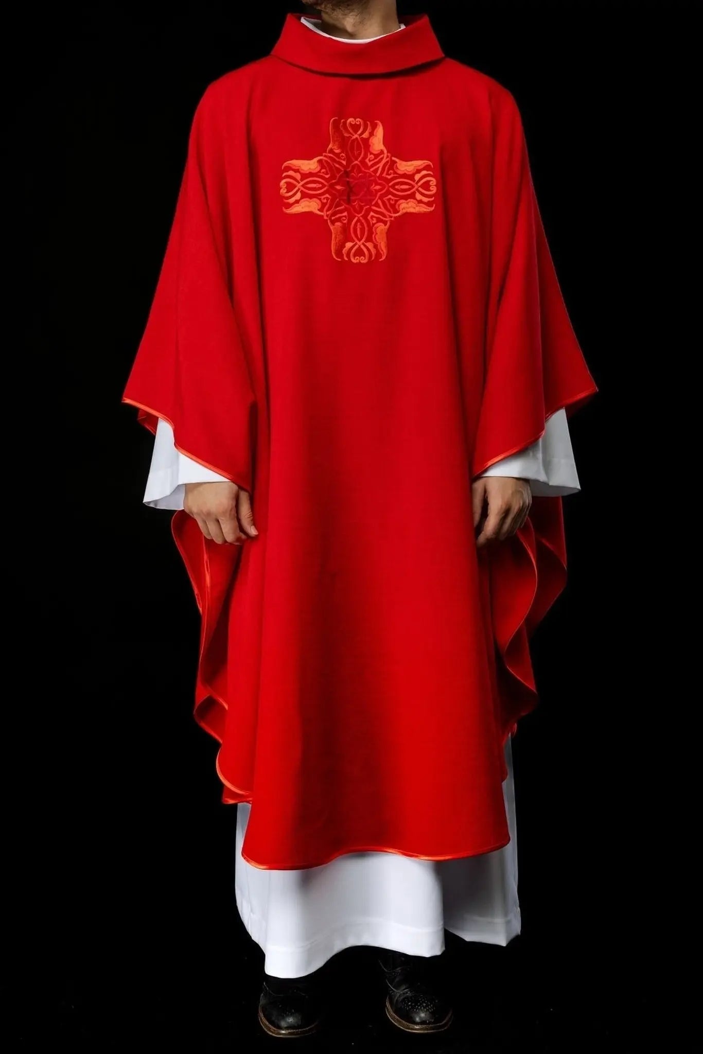 Chasuble rouge avec broderie de la Croix