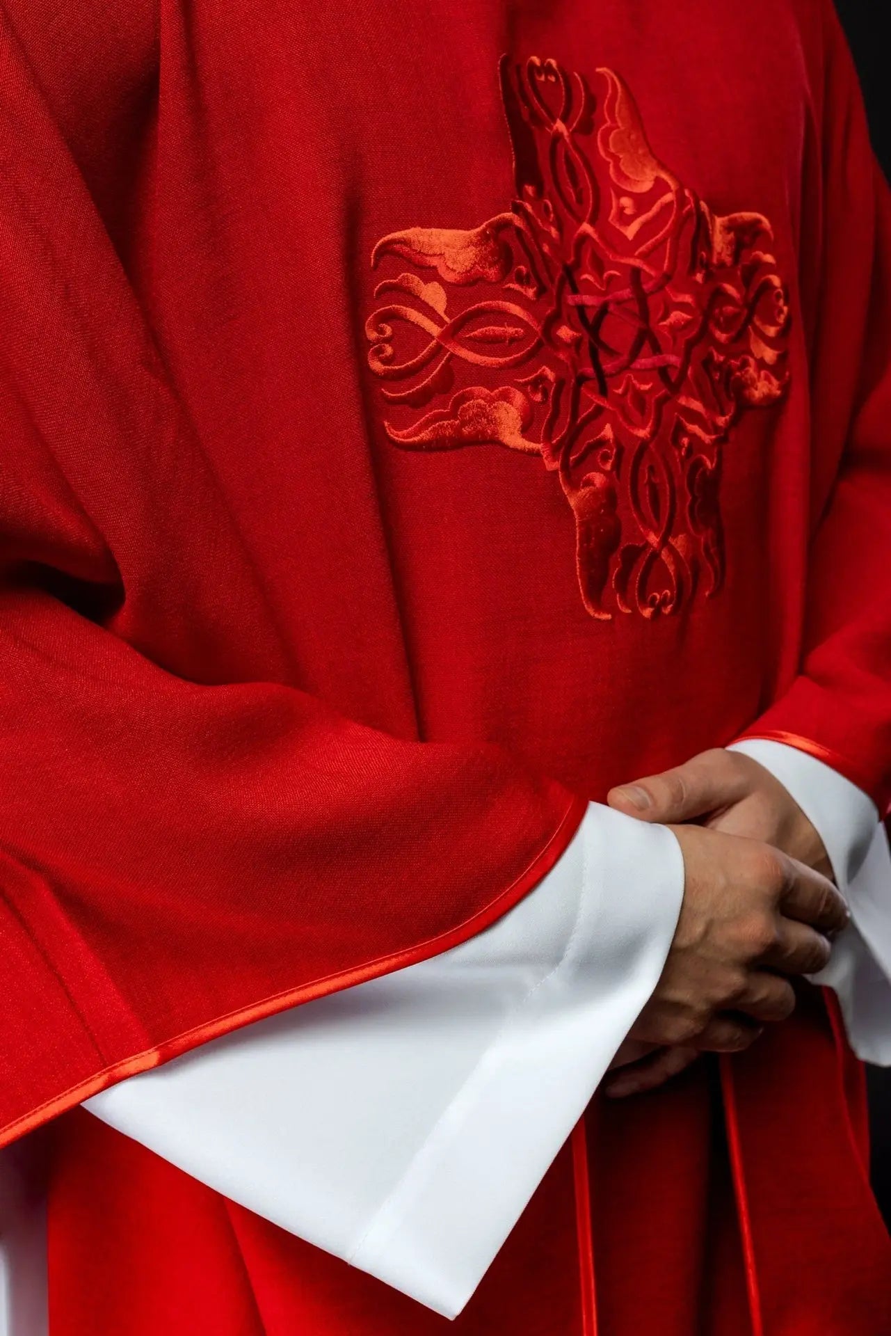 Chasuble rouge avec broderie de la Croix