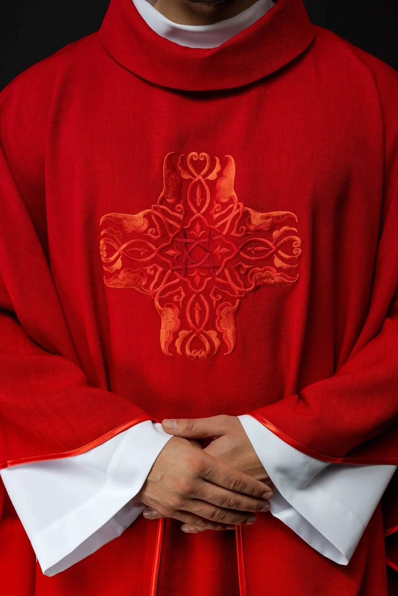 Chasuble rouge avec broderie de la Croix