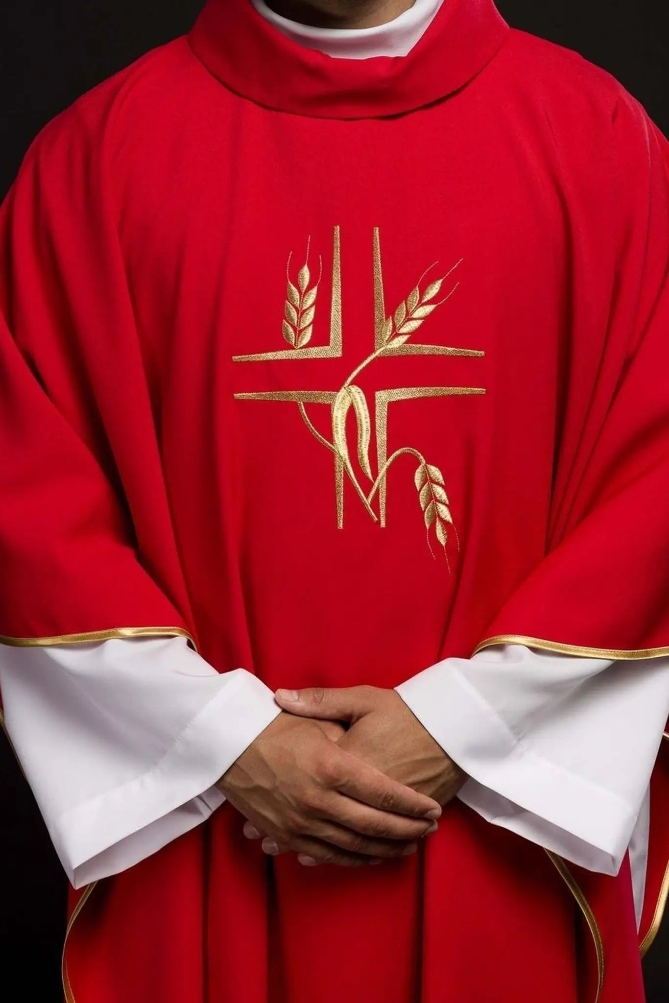 Chasuble rouge avec broderie de la Croix et des Pointes