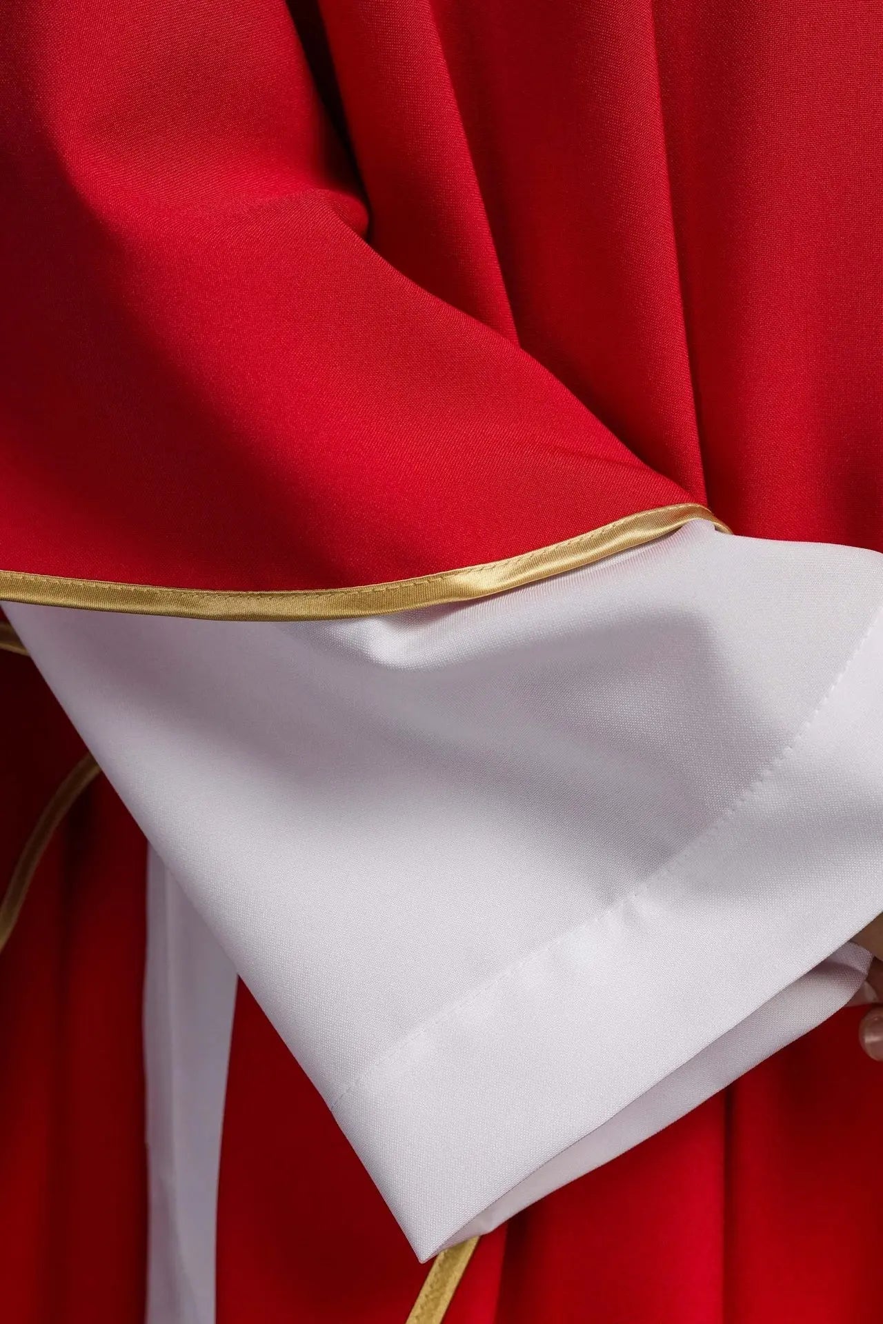 Chasuble rouge avec broderie de la Croix et des Pointes