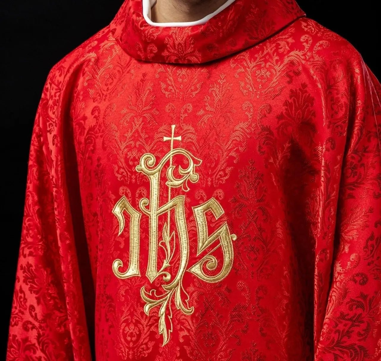 Chasuble rouge avec motif IHS brodé sur tissu décoratif