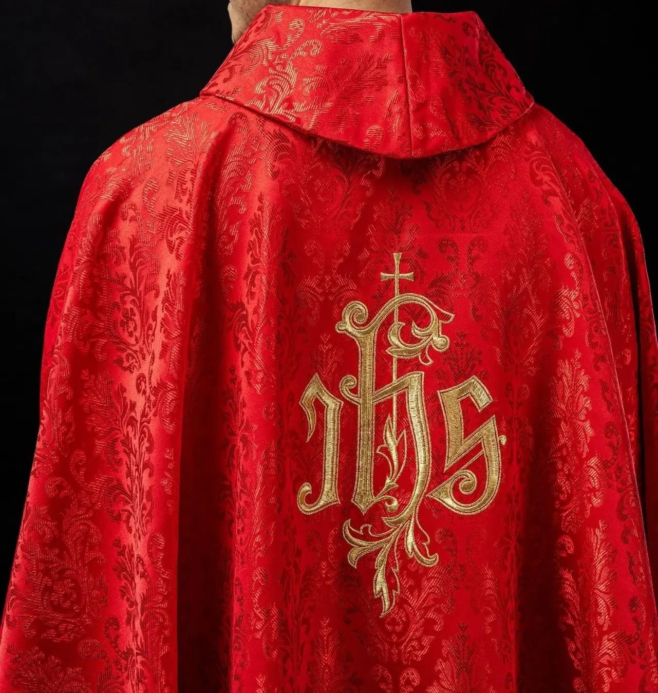 Chasuble rouge avec motif IHS brodé sur tissu décoratif