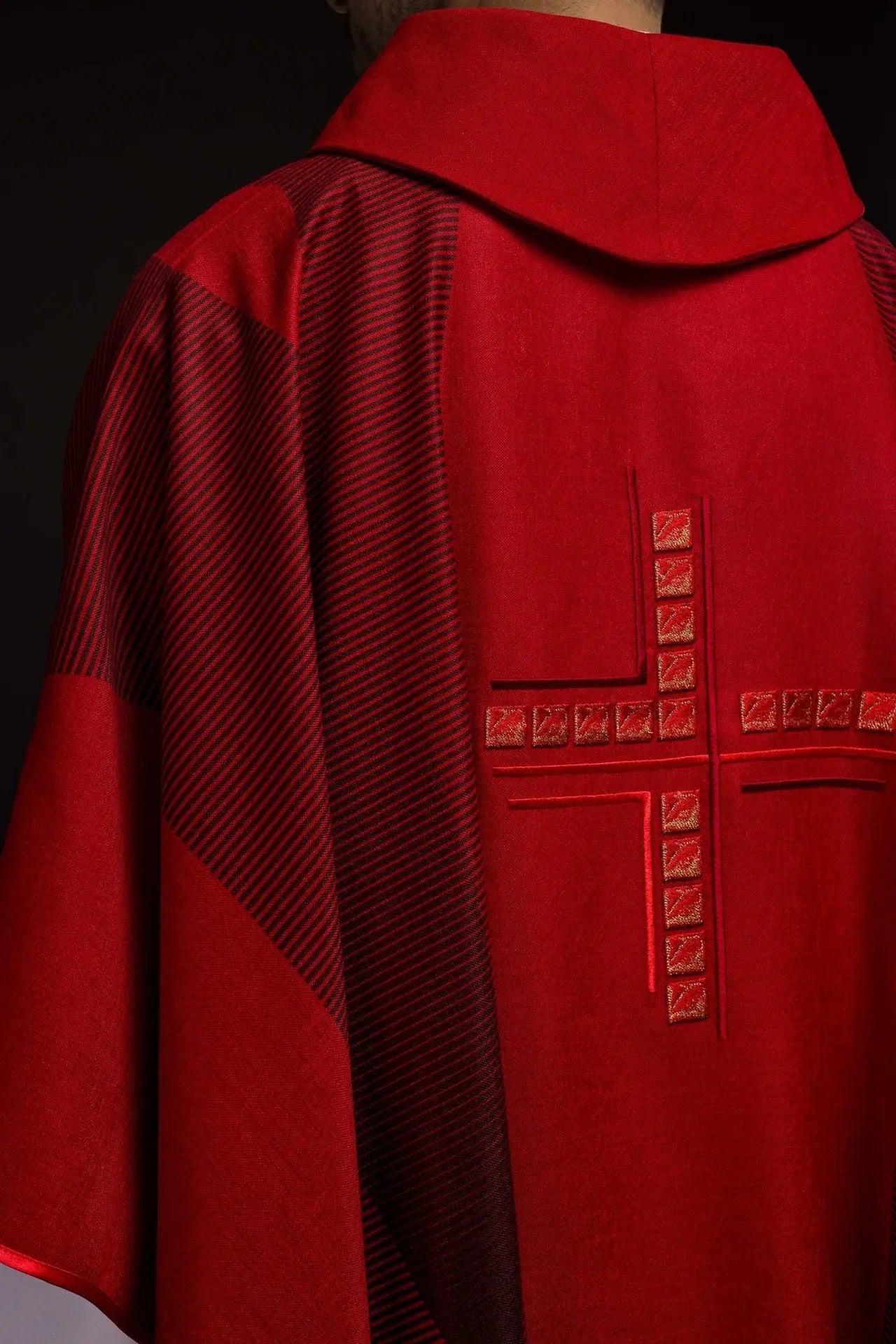Chasuble rouge avec croix