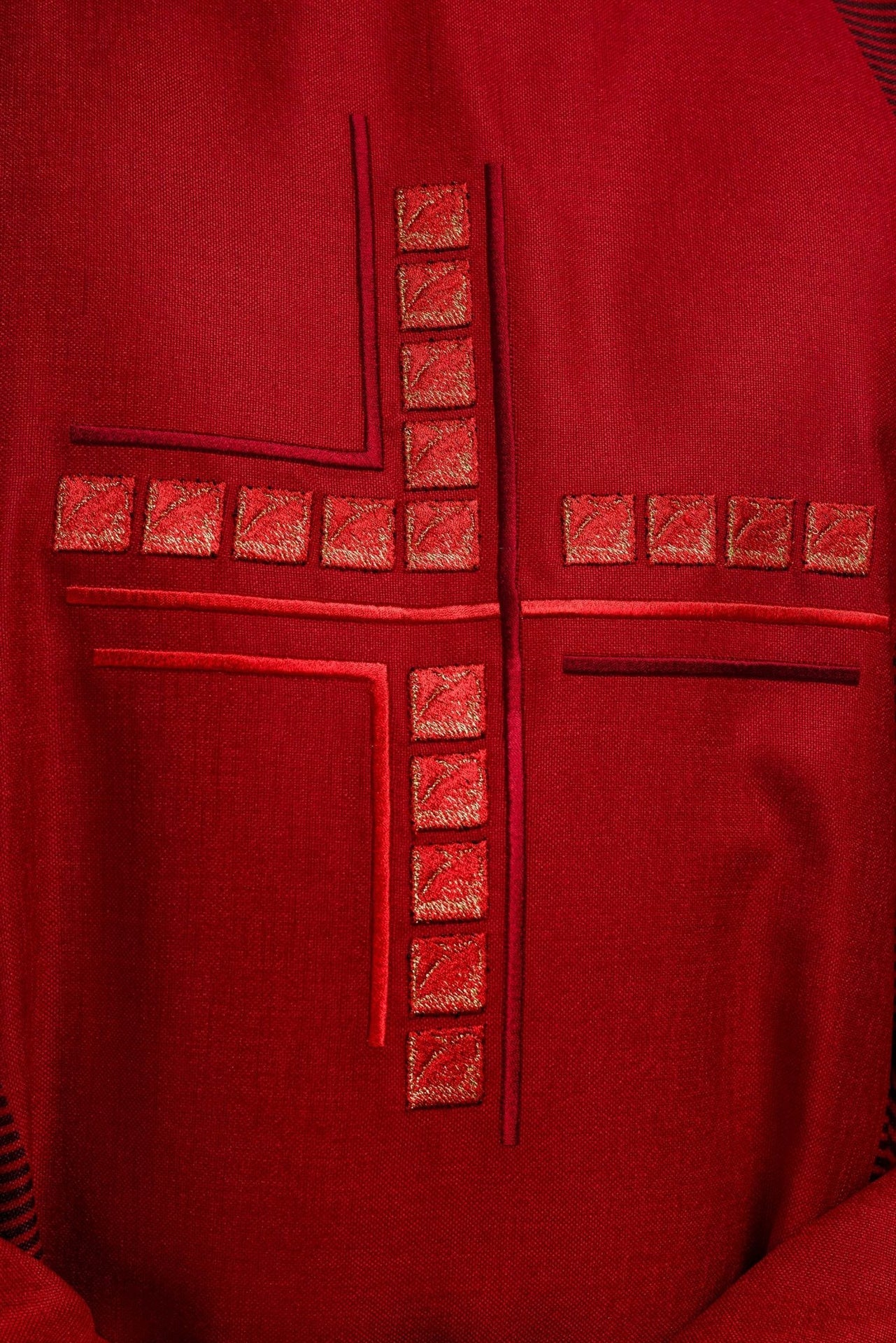 Czerwony ornat z krzyżem