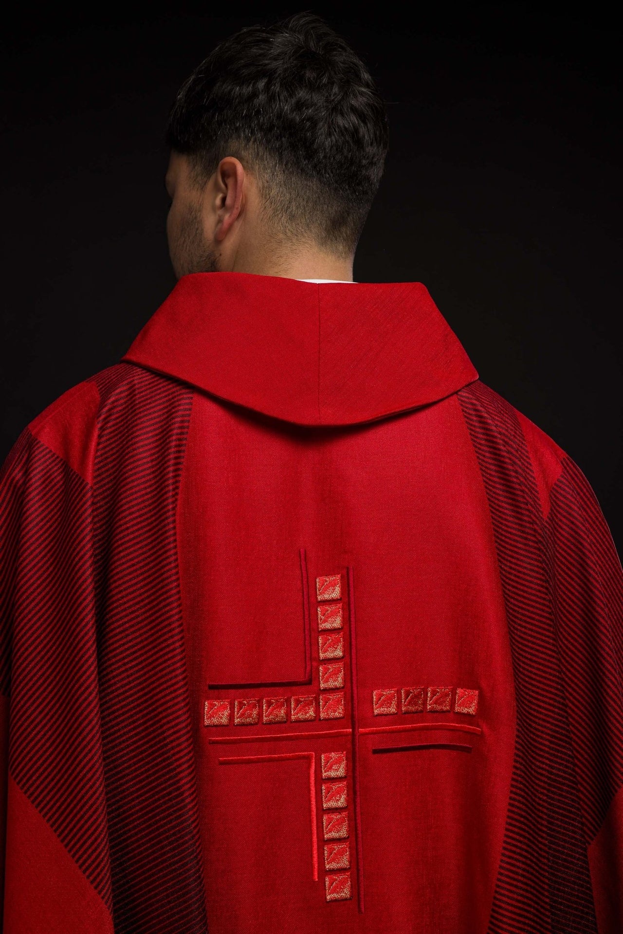 Czerwony ornat z krzyżem