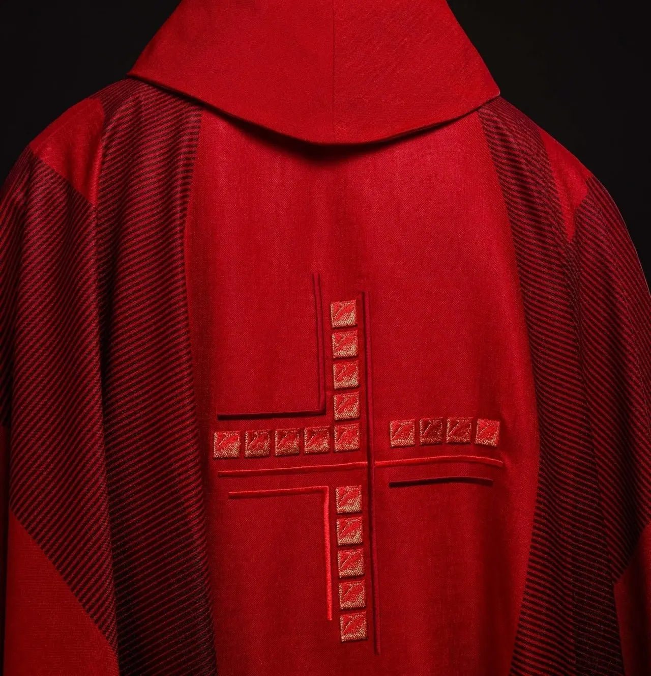 Chasuble rouge avec croix