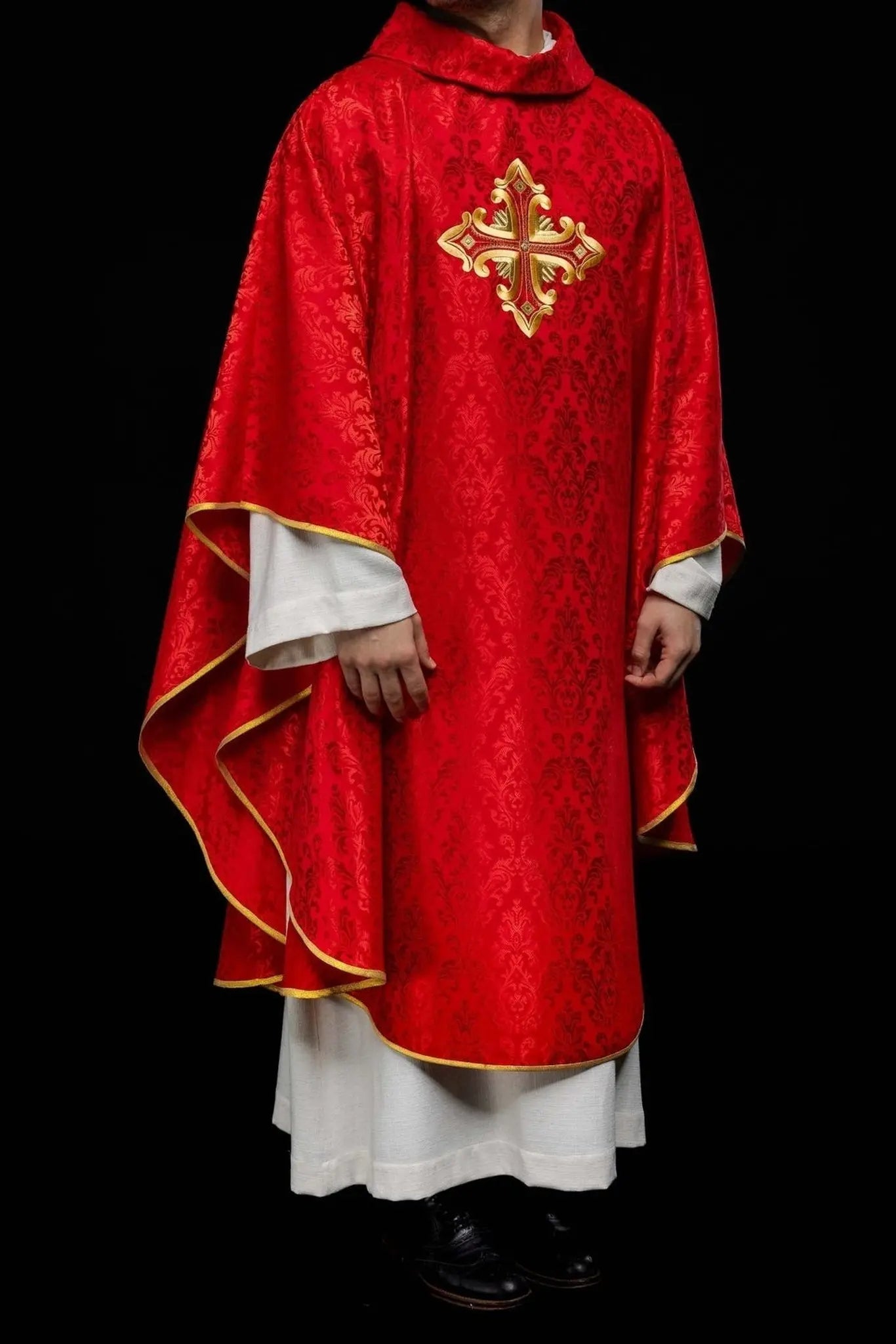 Chasuble rouge avec croix, fabriquée en tissu à motifs