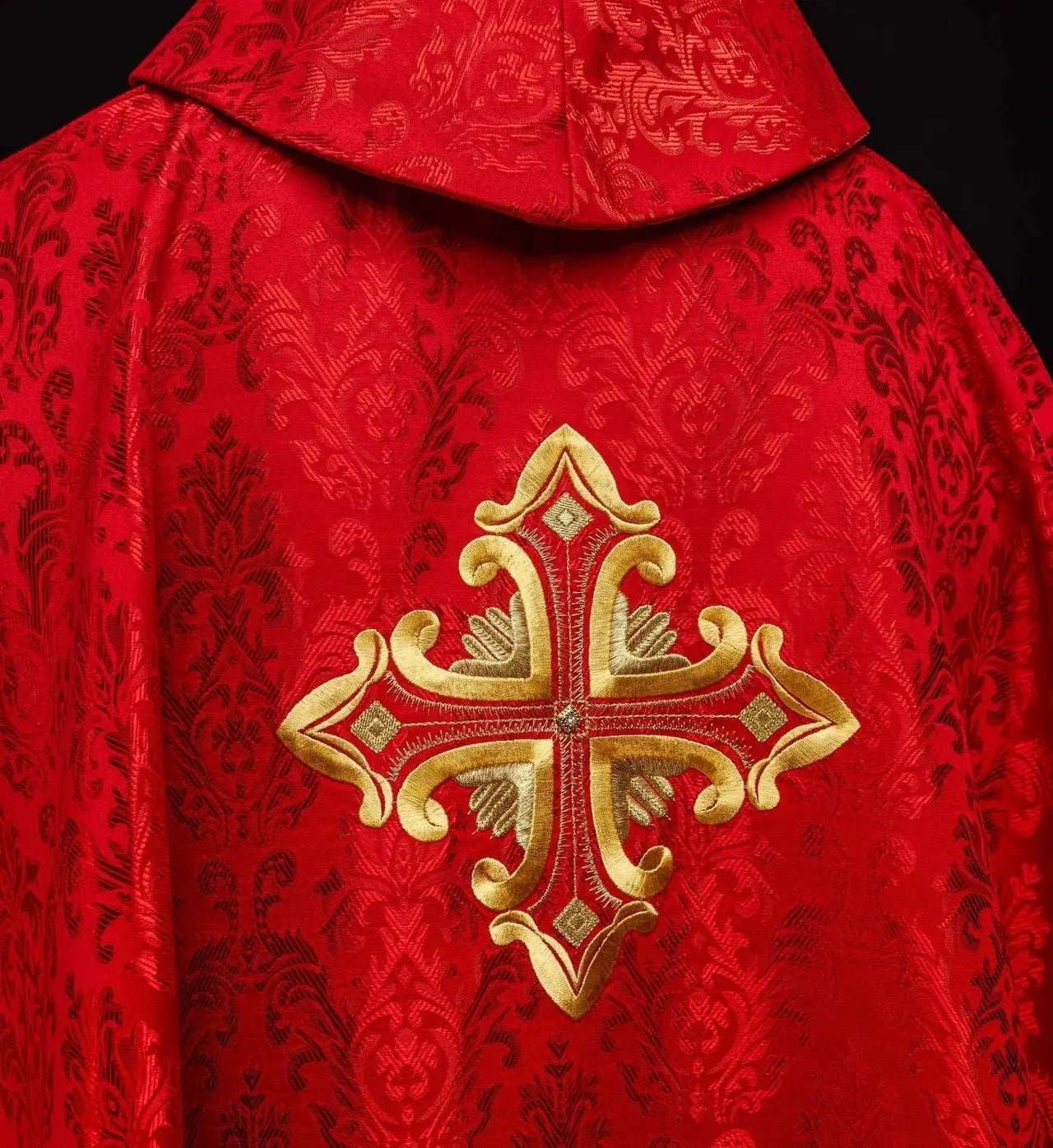 Chasuble rouge avec croix, fabriquée en tissu à motifs