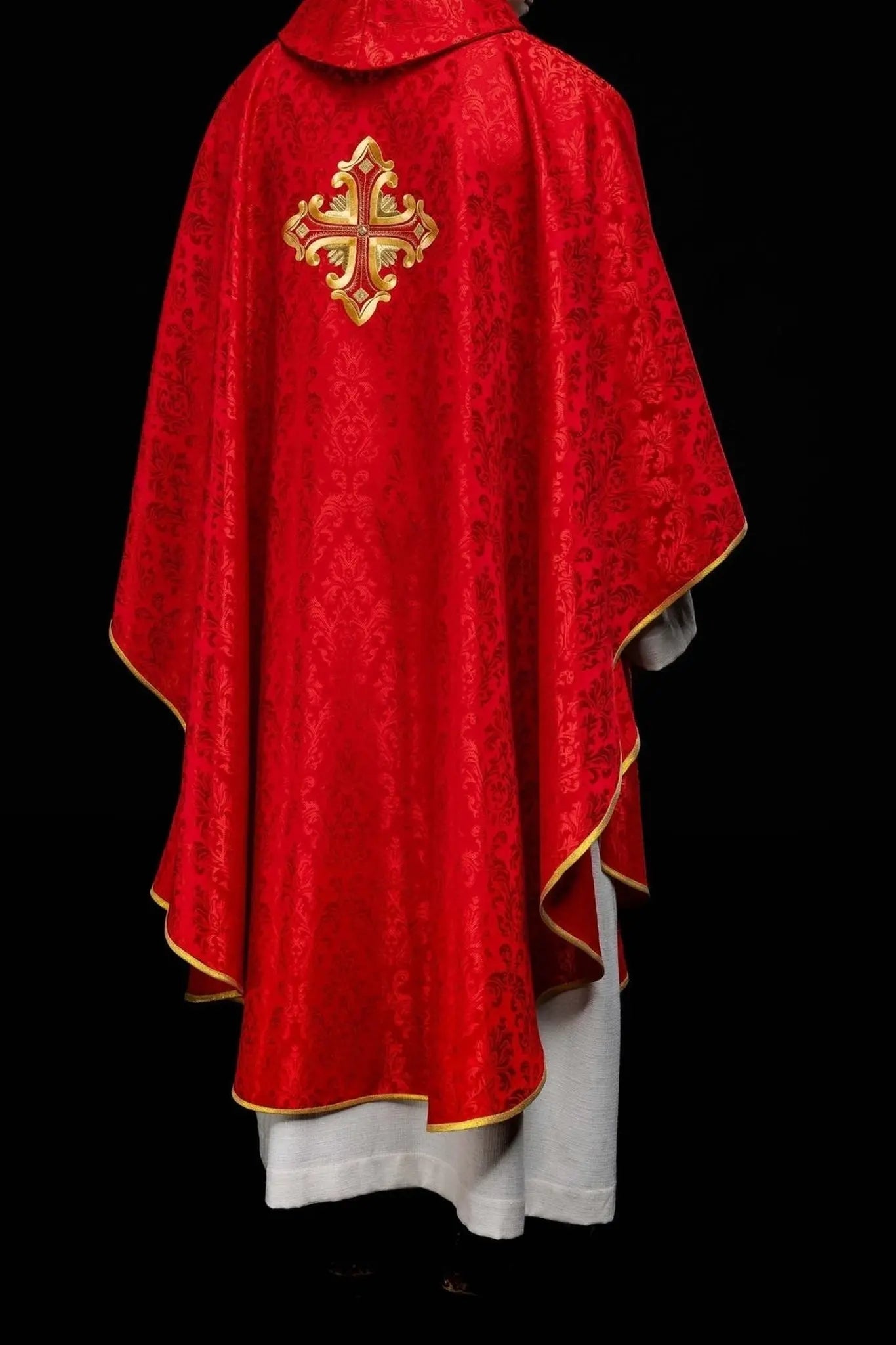 Chasuble rouge avec croix, fabriquée en tissu à motifs