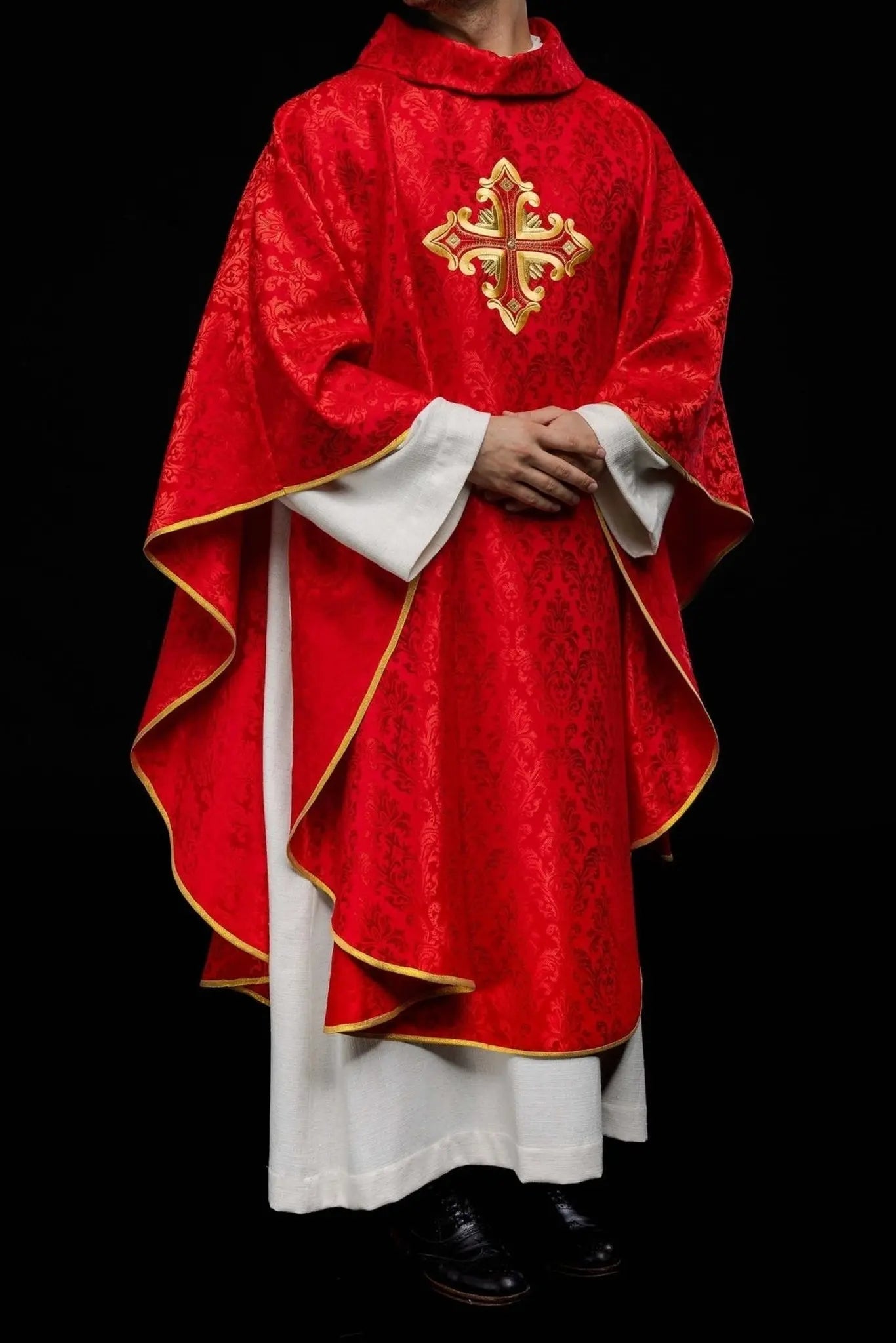Chasuble rouge avec croix, fabriquée en tissu à motifs