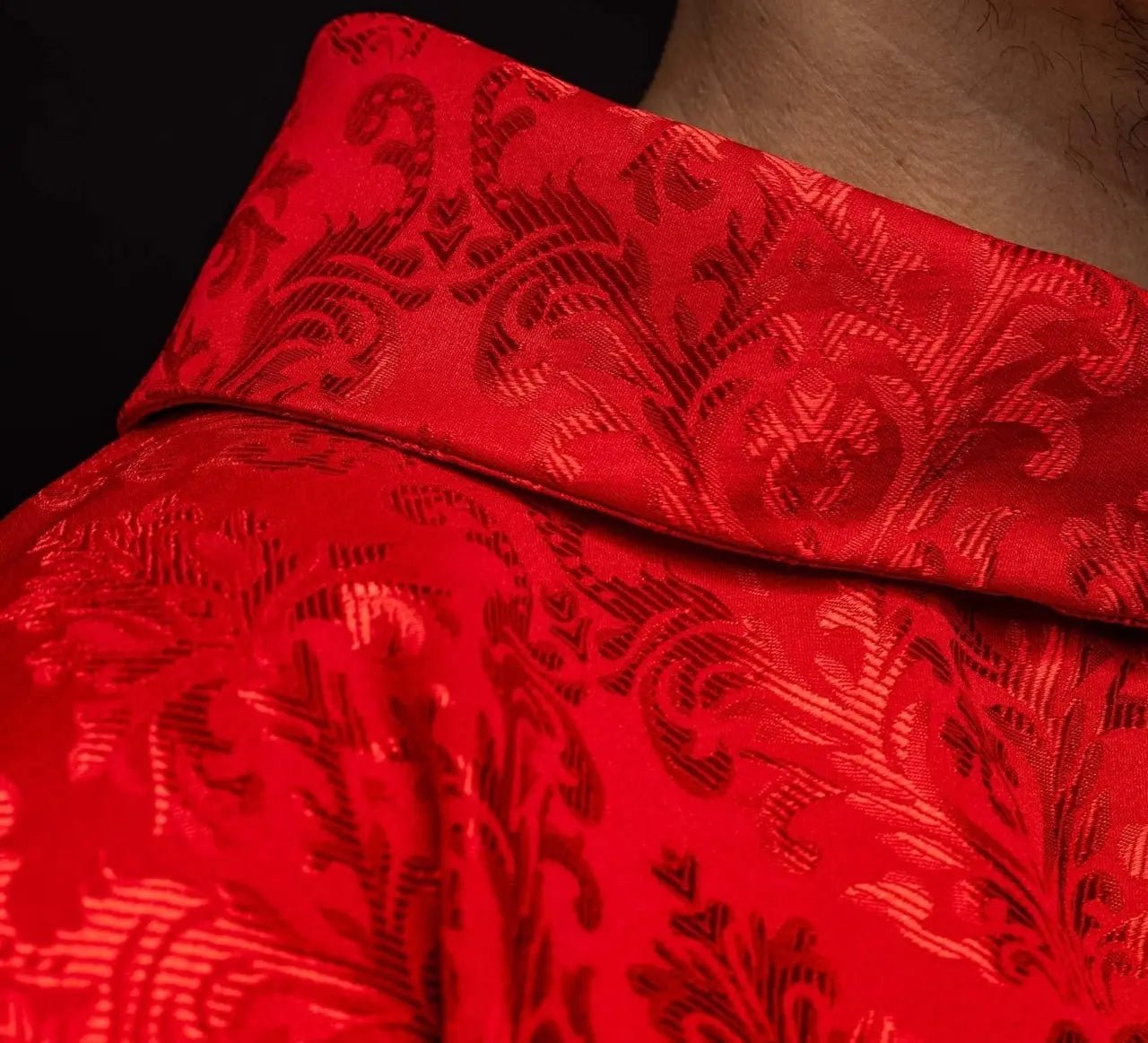 Chasuble rouge avec croix, fabriquée en tissu à motifs