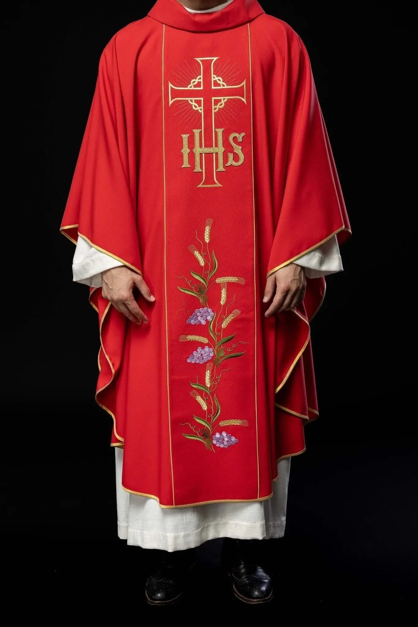 Chasuble rouge avec ceinture dorée décorée avec IHS et oreilles