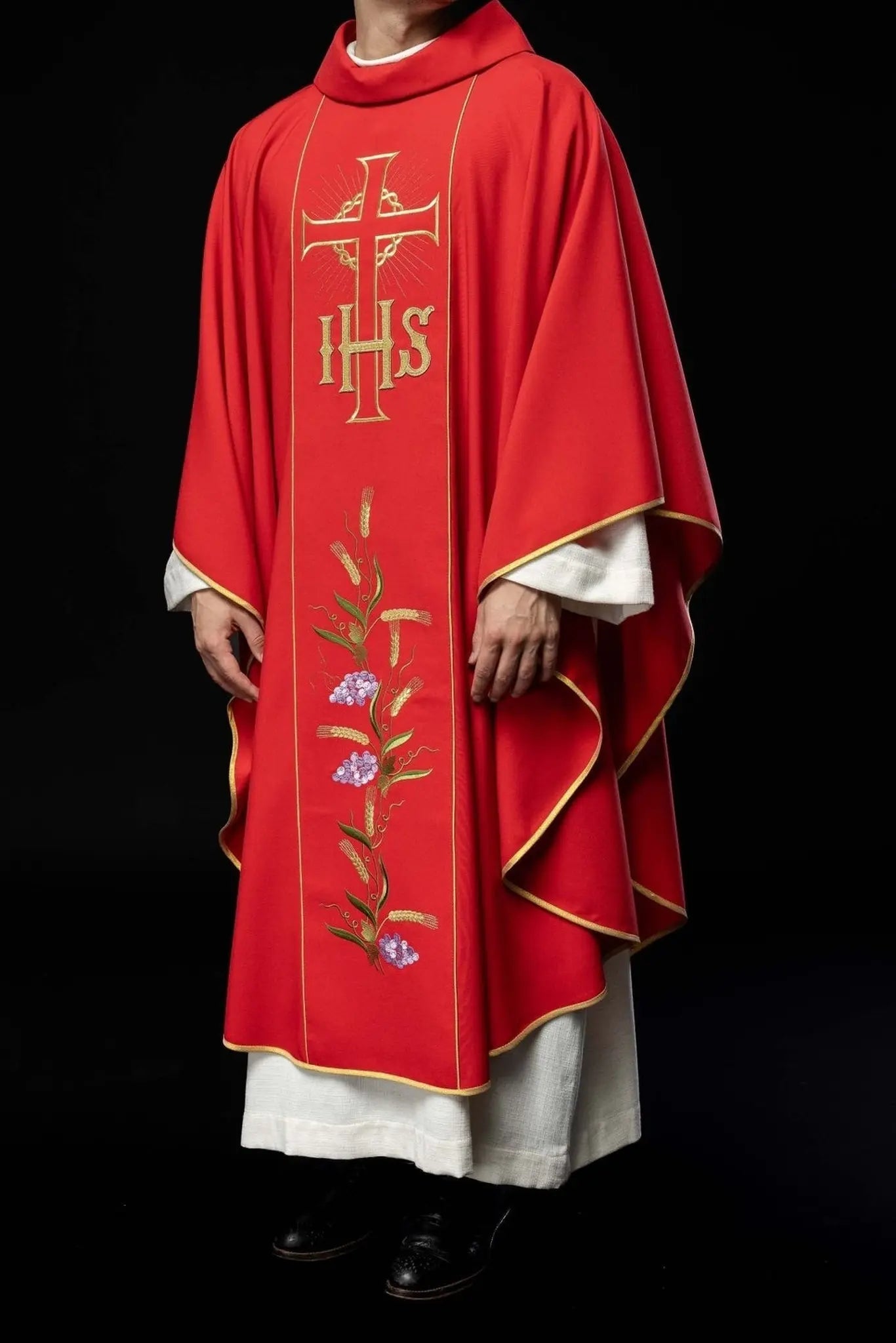 Chasuble rouge avec ceinture dorée décorée avec IHS et oreilles