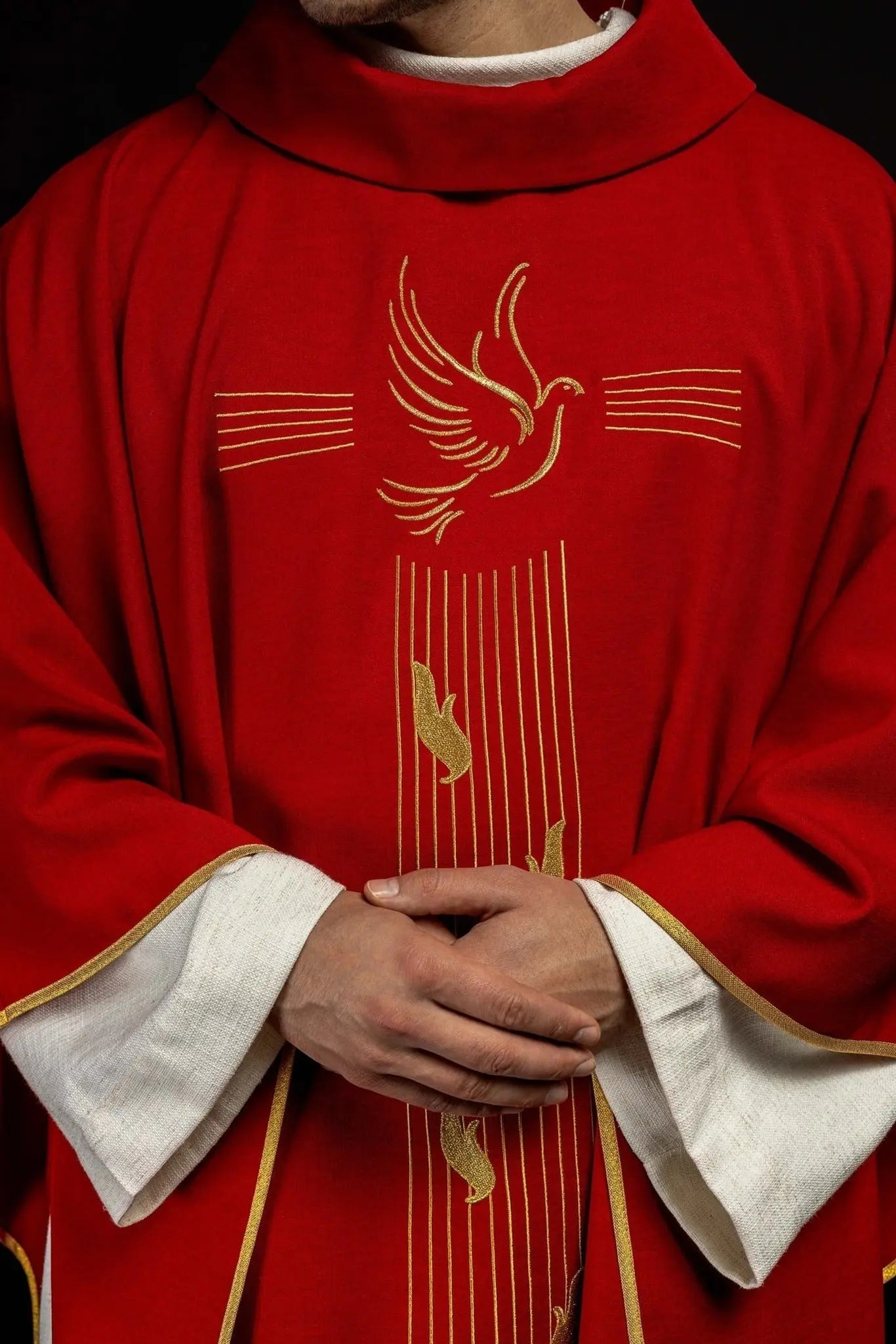 Chasuble rouge avec bordure dorée et broderie du Saint-Esprit