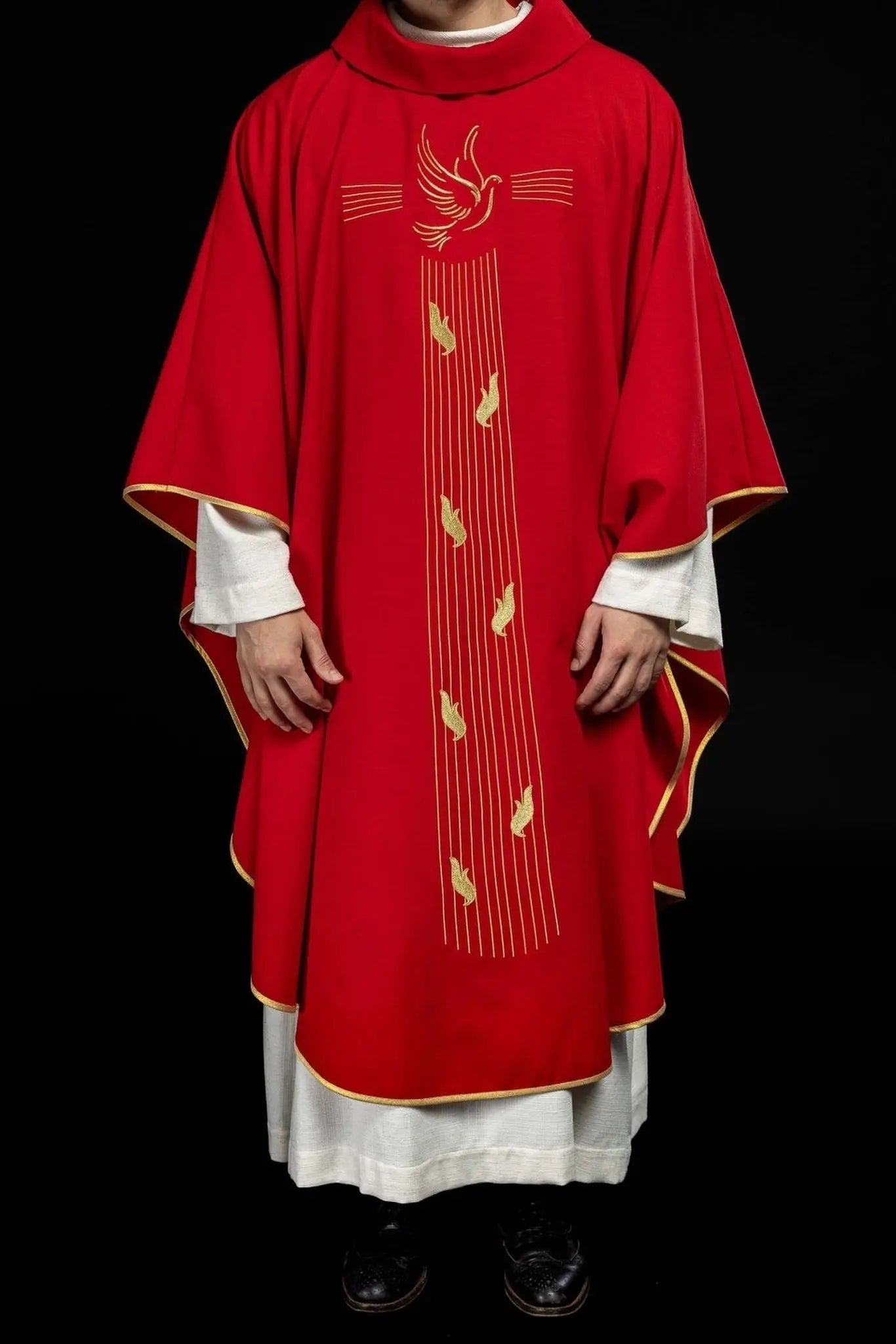 Chasuble rouge avec bordure dorée et broderie du Saint-Esprit