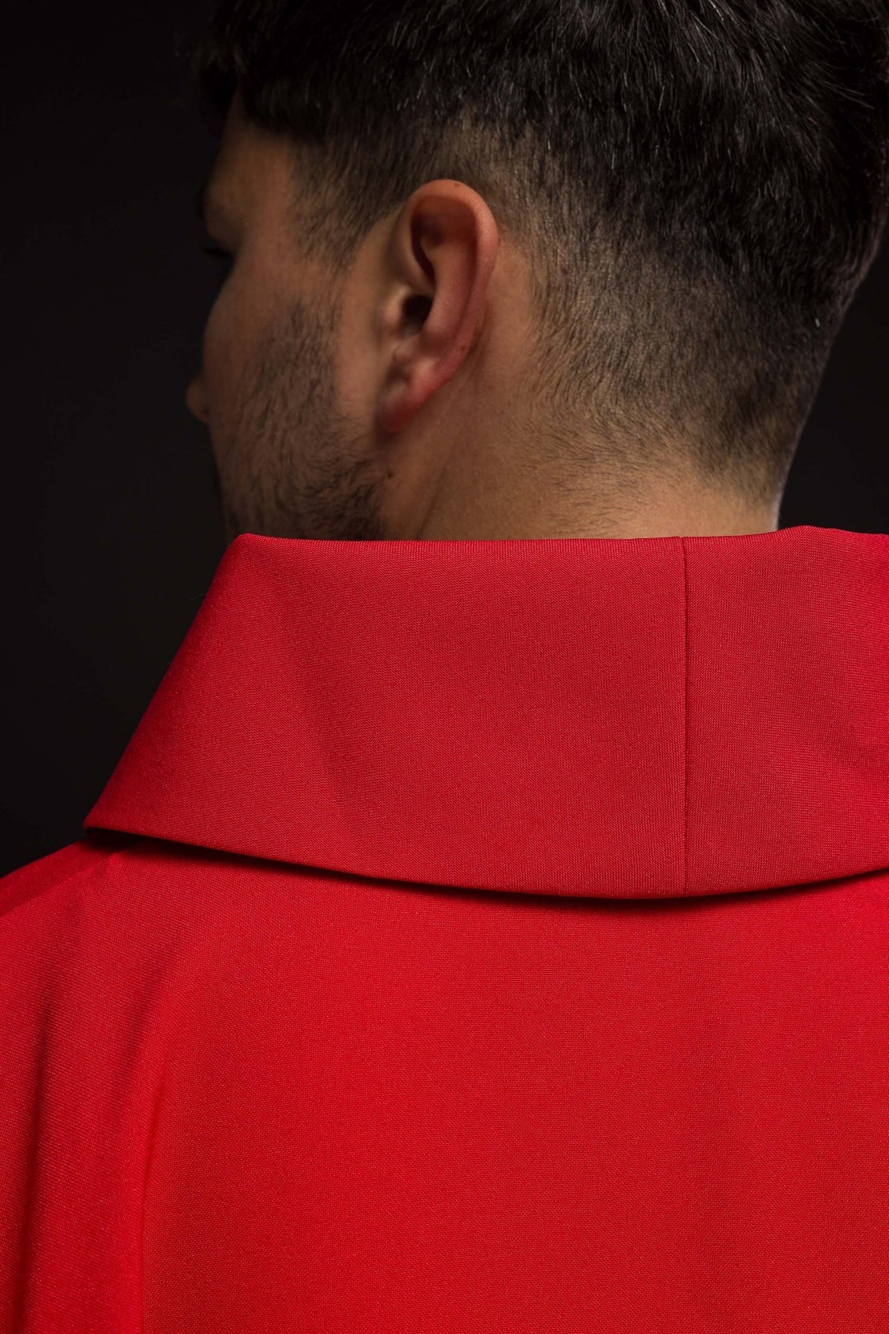 Czerwony ornat z złotym haftem IHS