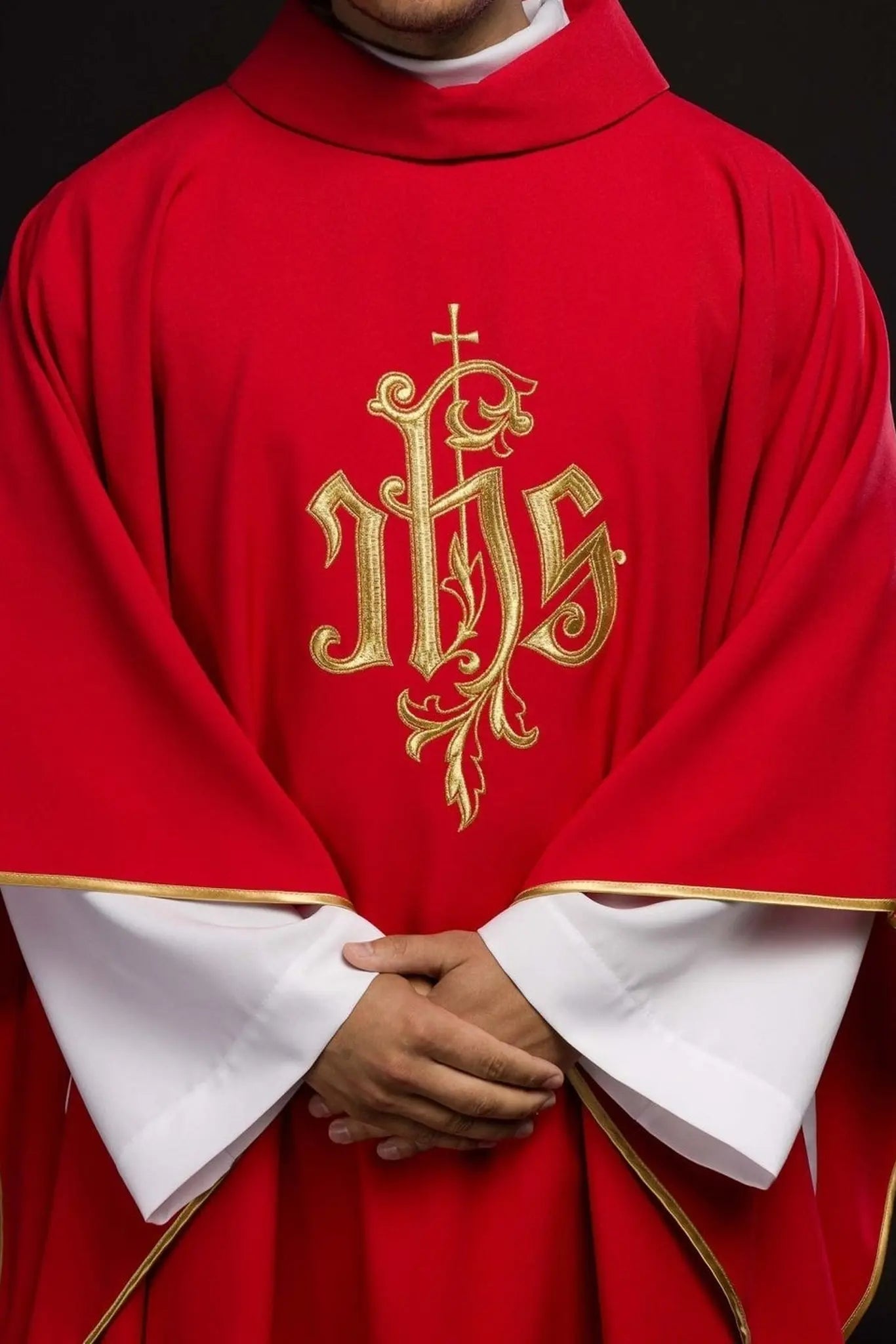 Chasuble rouge avec broderie dorée IHS