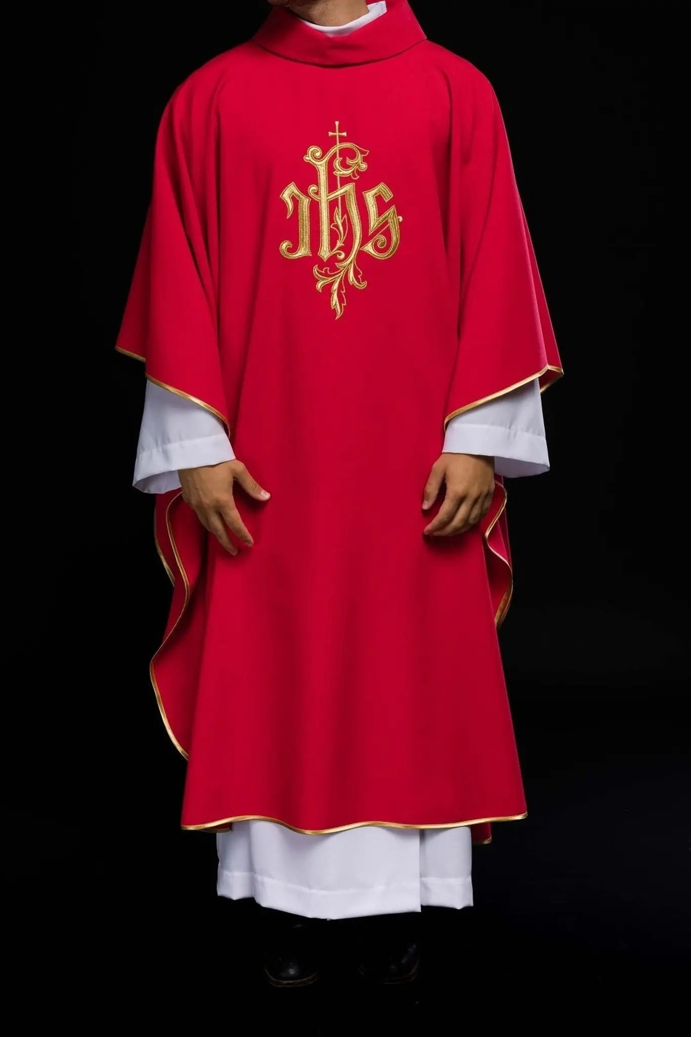 Chasuble rouge avec broderie dorée IHS