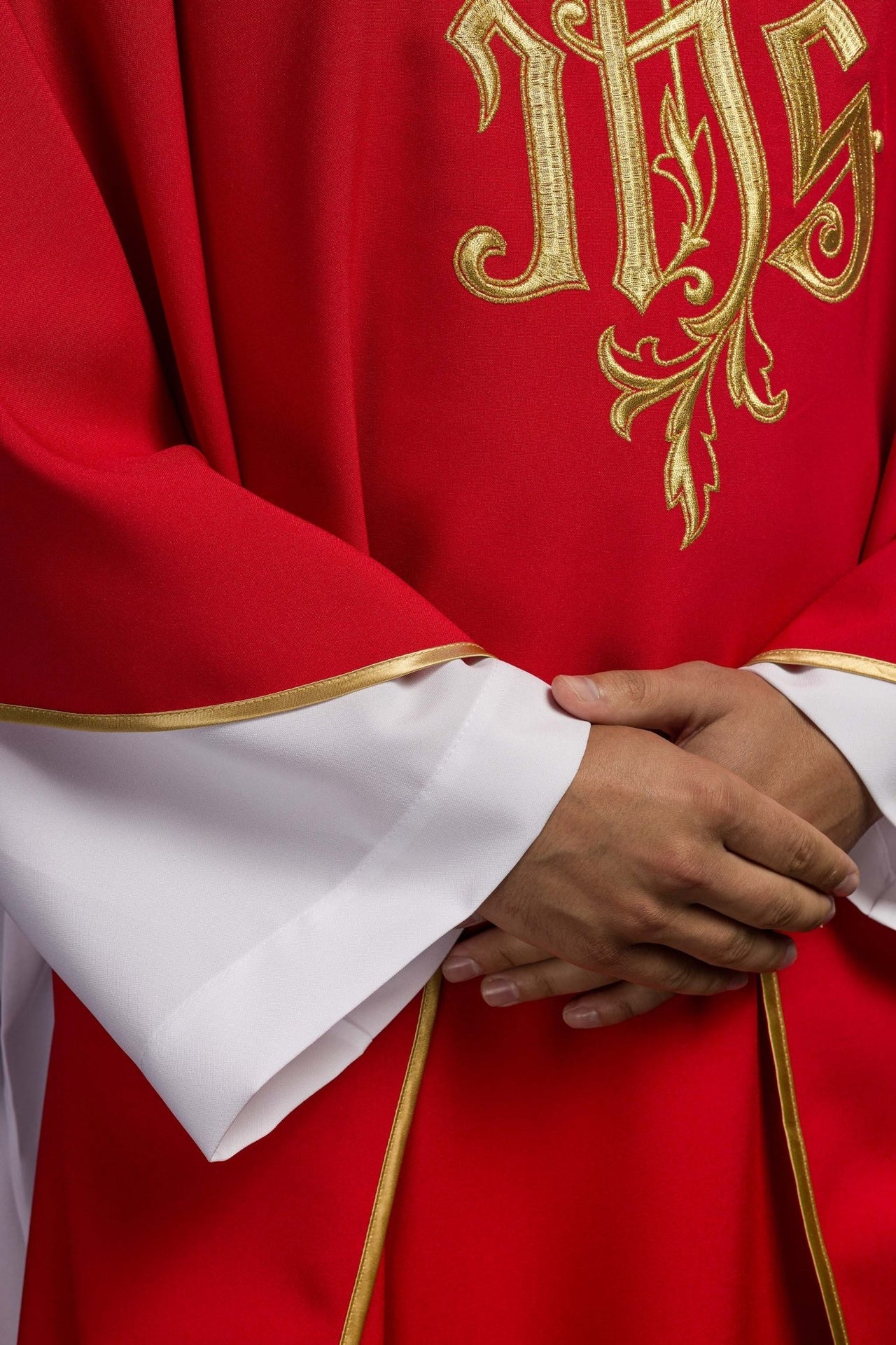 Czerwony ornat z złotym haftem IHS