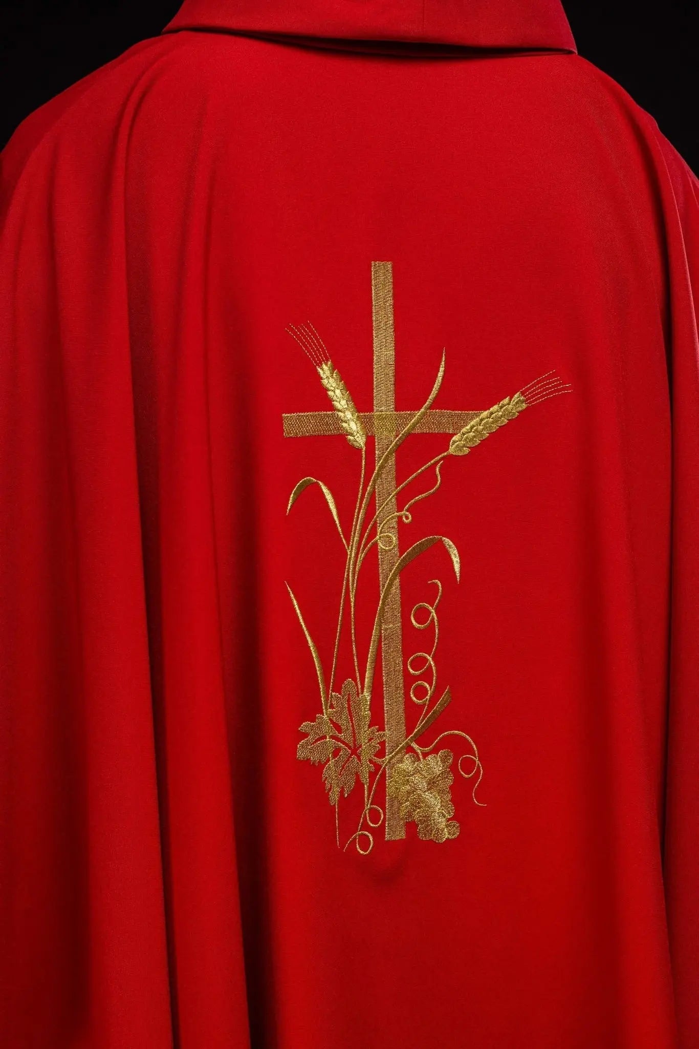 Chasuble rouge avec broderie de croix dorée