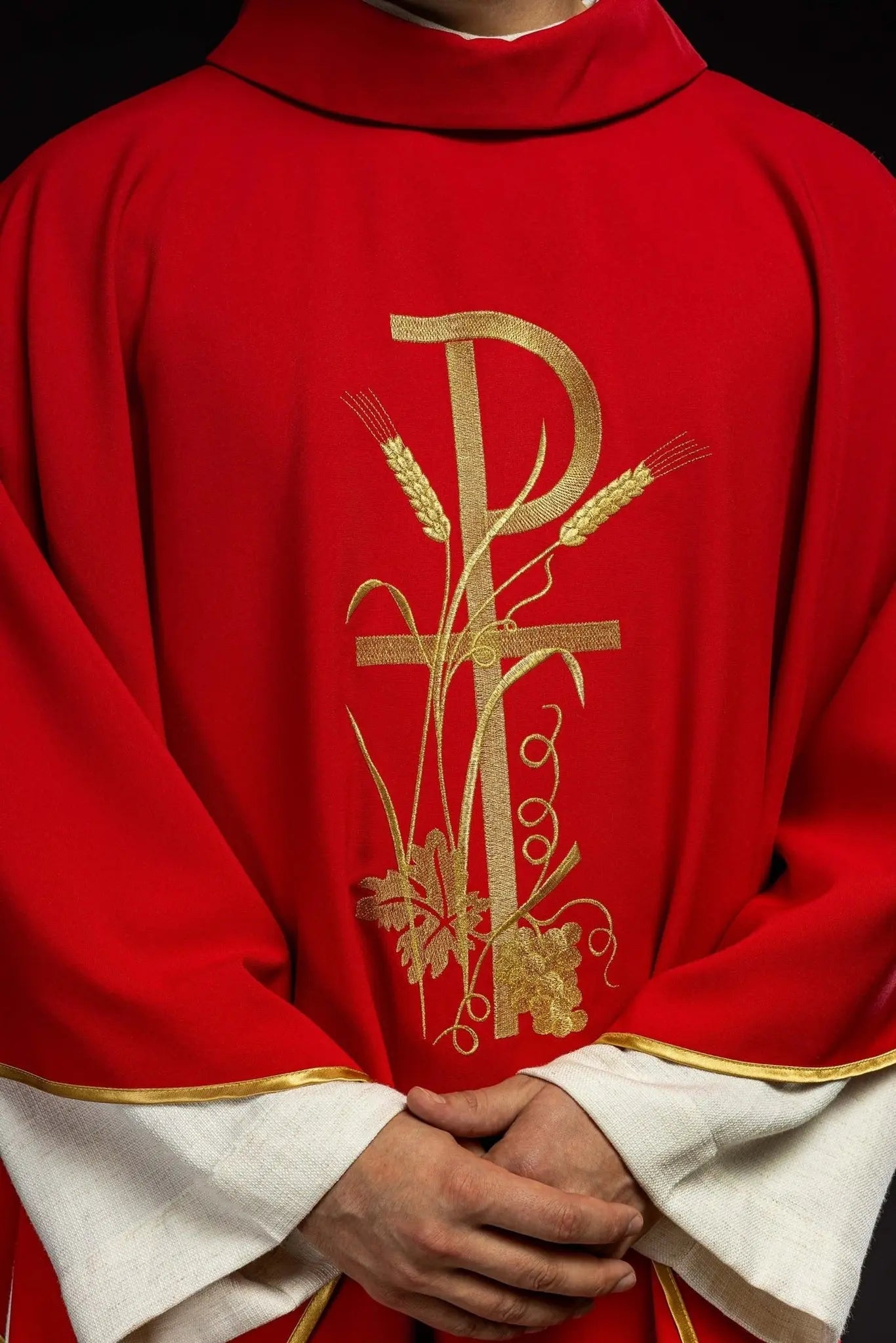 Chasuble rouge avec broderie de croix dorée