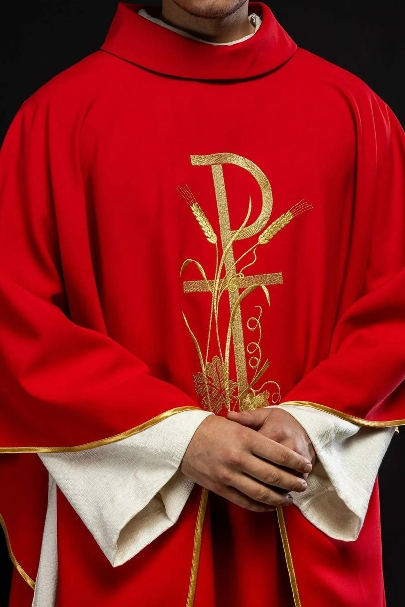Chasuble rouge avec broderie de croix dorée