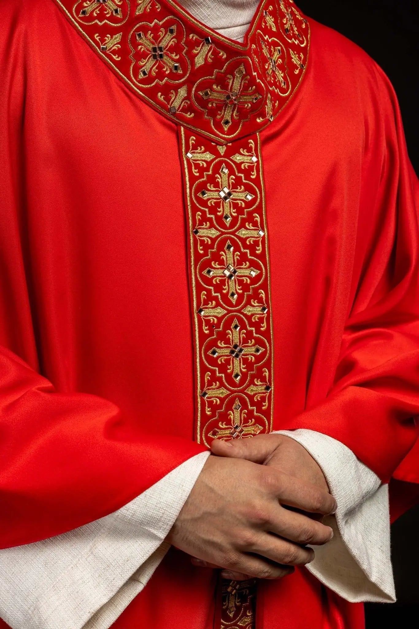 Red chasuble decorated with 500 stones with narrow band