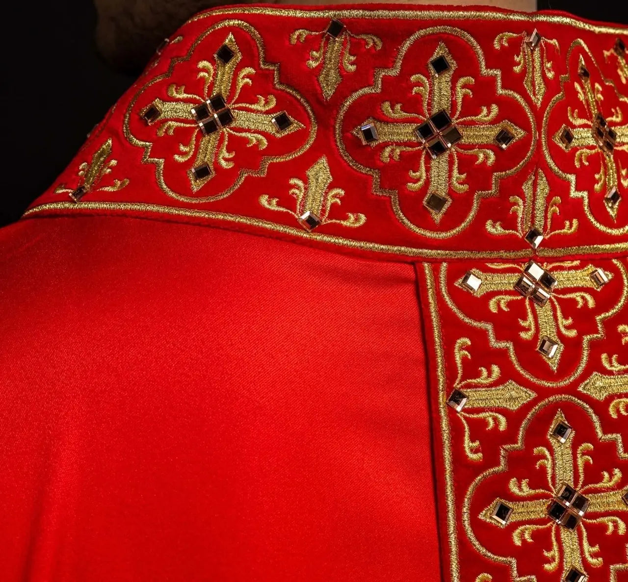 Red chasuble decorated with 500 stones with narrow band