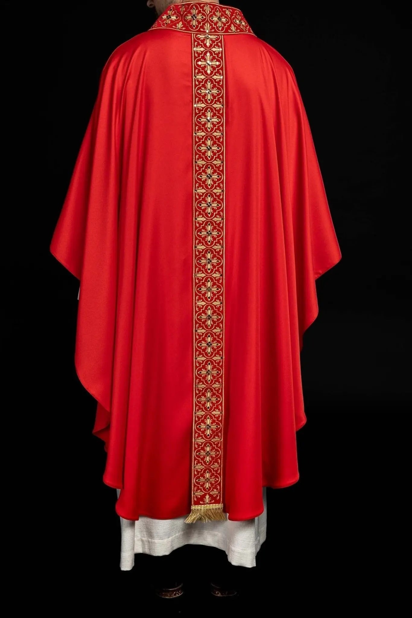 Red chasuble decorated with 500 stones with narrow band
