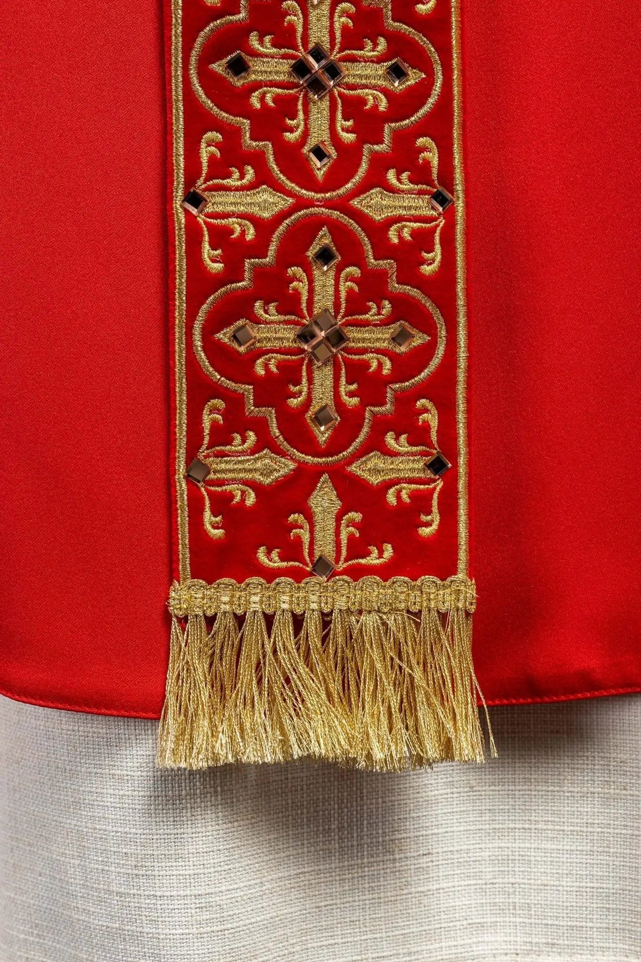 Red chasuble decorated with 500 stones with narrow band