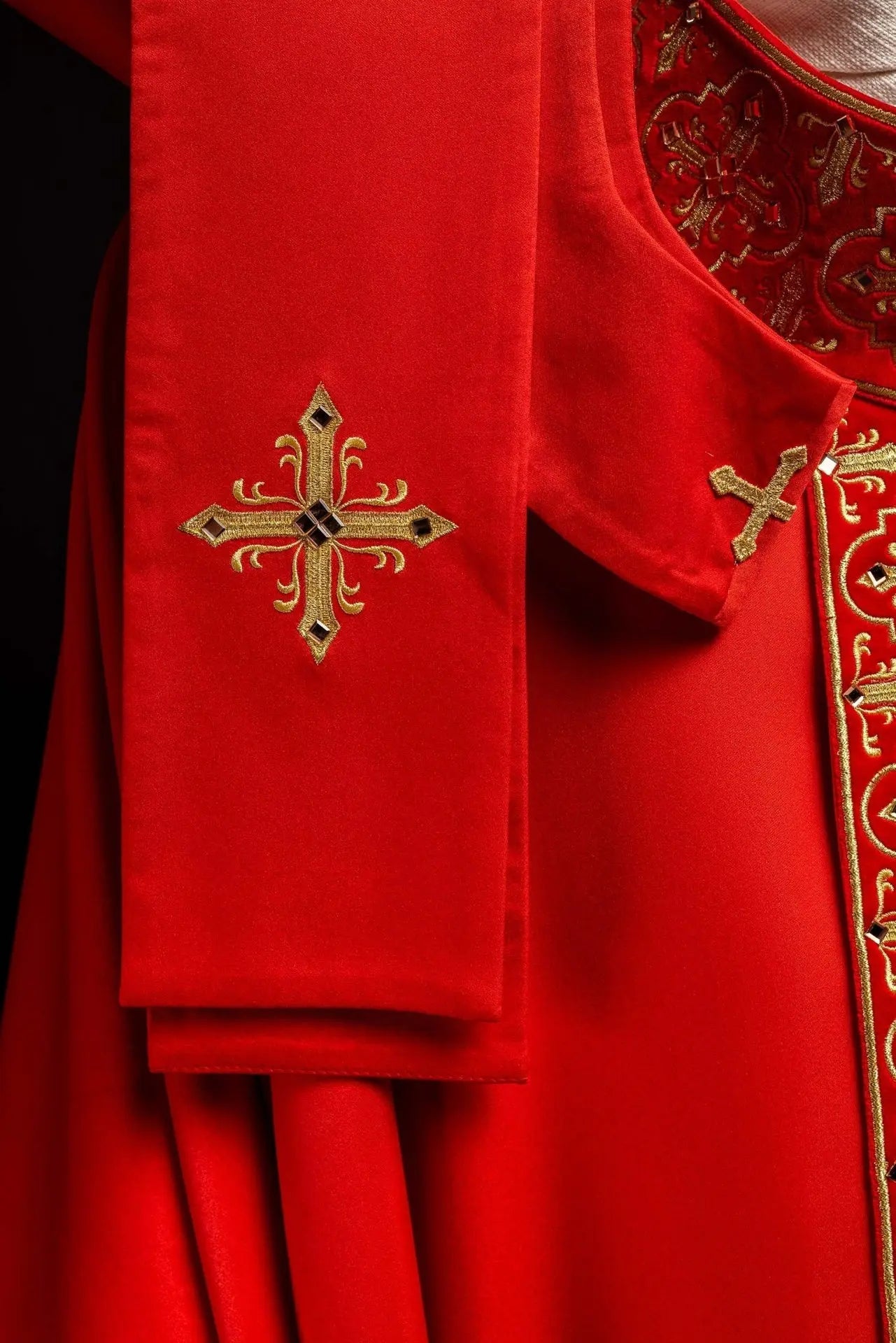 Red chasuble decorated with 500 stones with narrow band