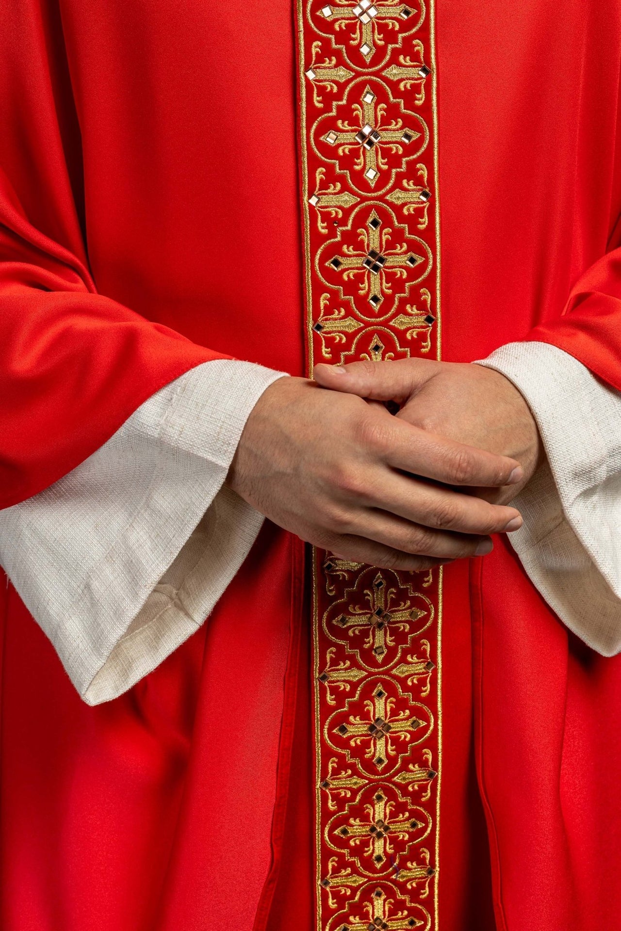 Czerwony ornat zdobiony 500 kamieniami z wąskim pasem