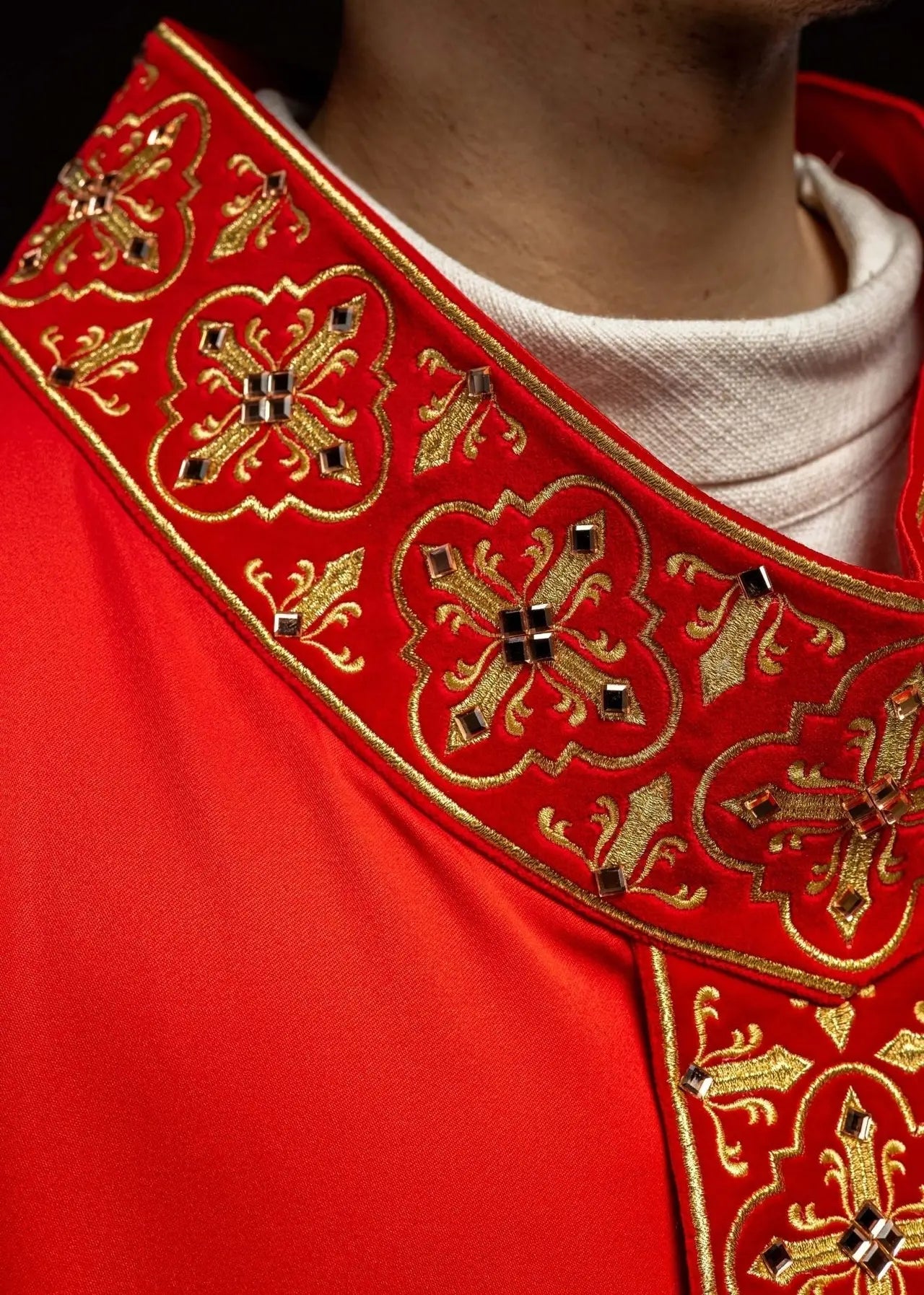 Red chasuble decorated with 500 stones with narrow band
