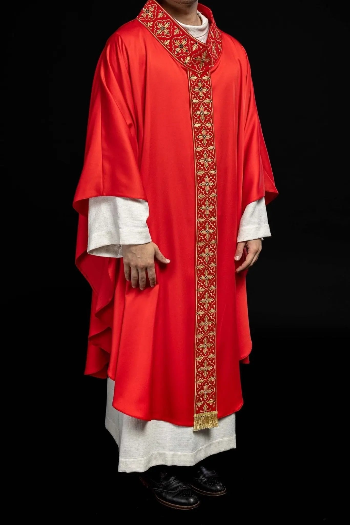 Chasuble rouge décorée de 500 pierres avec bande étroite