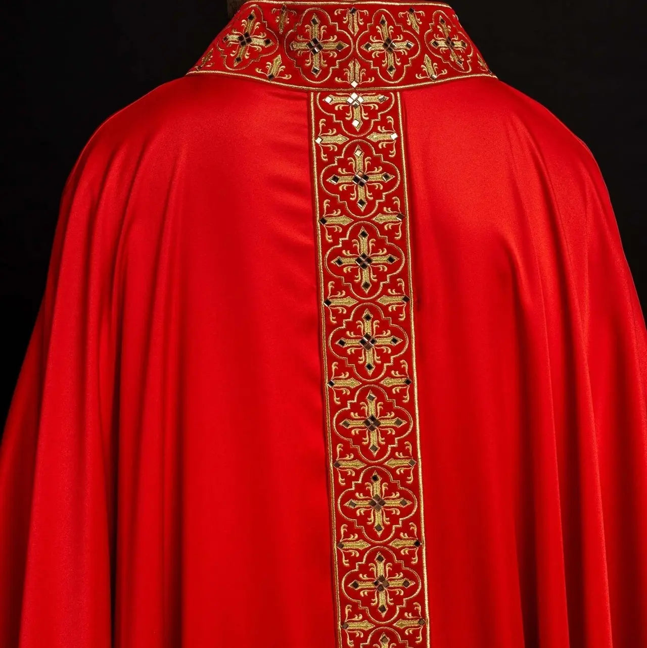 Red chasuble decorated with 500 stones with narrow band