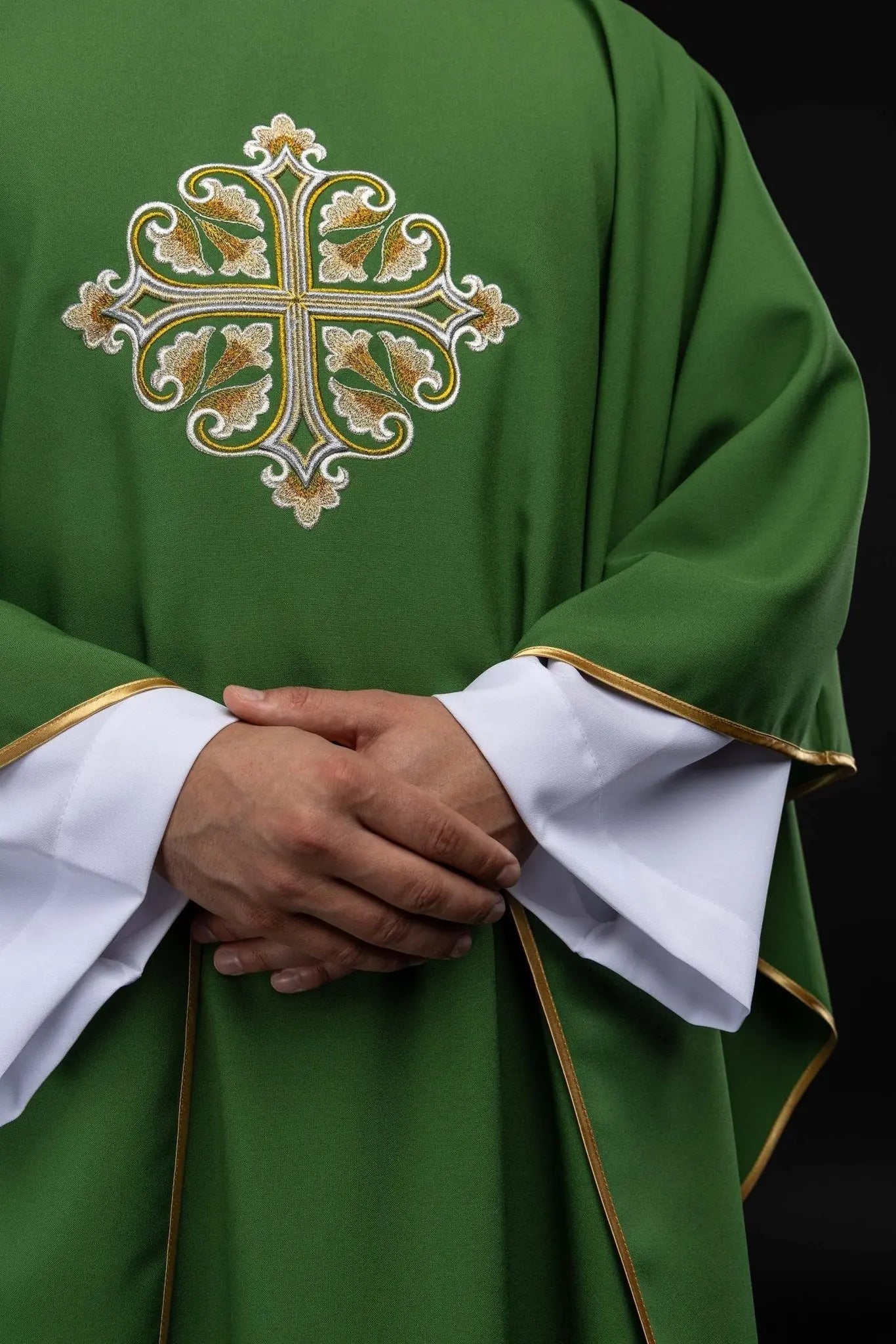 Chasuble verte brodée avec Croix ornementale et large col