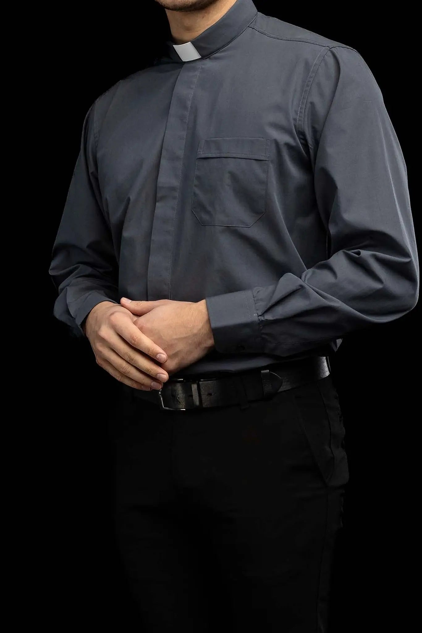 Chemise ecclésiastique gris foncé à manches longues avec patte de col