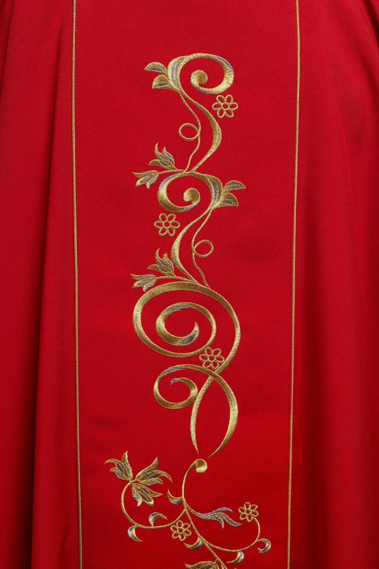Dalmatique rouge avec bande brodée IHS