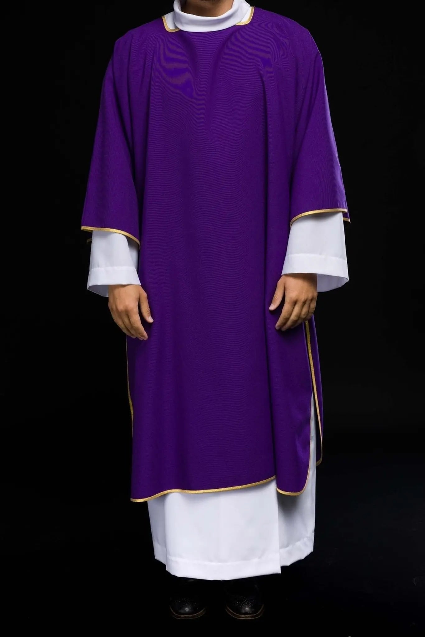 Dalmatique lisse violette avec bordure dorée