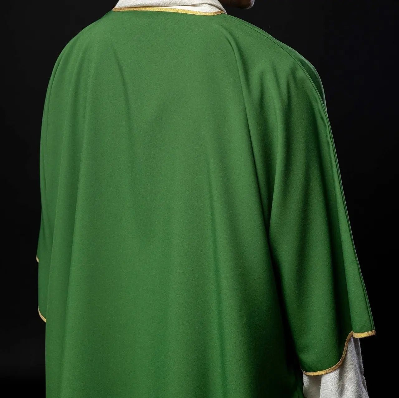 Dalmatique verte unie avec bordure dorée